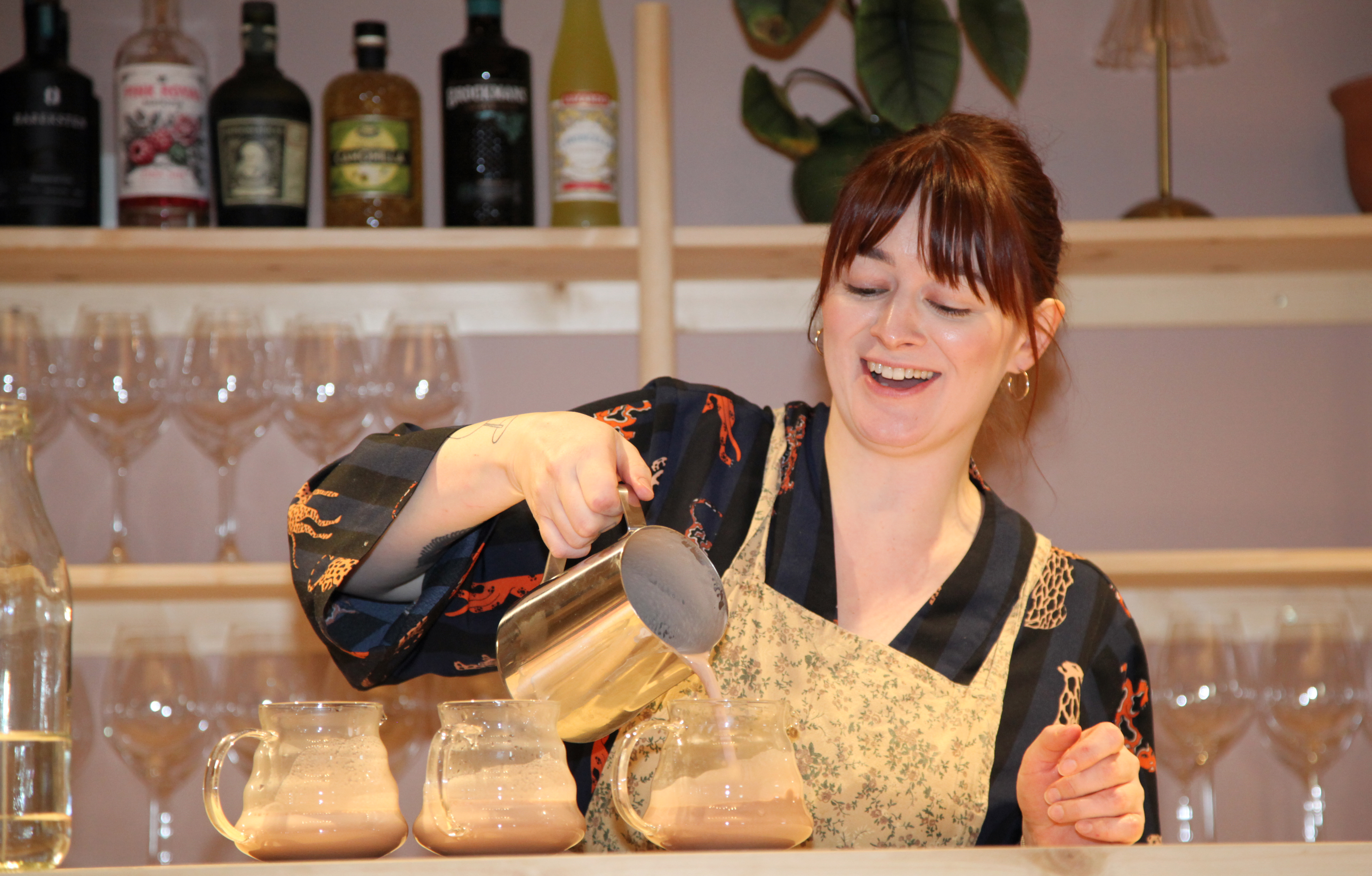 BLID KAFÉDAME: Det går unna bak disken på kafeen til Christina Mari Helle på Bånkall gård – men smilet er alltid på plass.