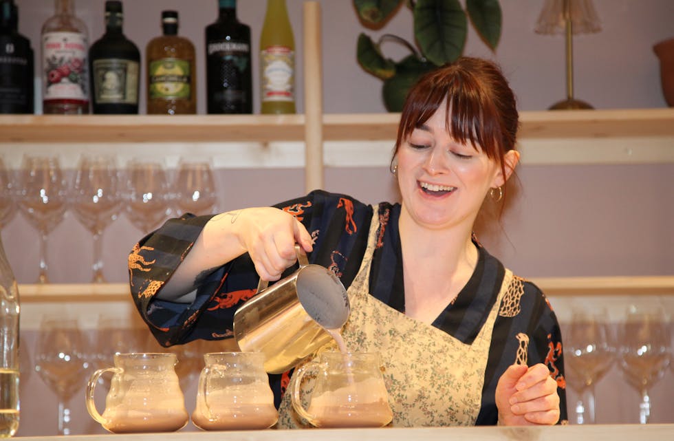 BLID KAFÉDAME: Det går unna bak disken på kafeen til Christina Mari Helle på Bånkall gård – men smilet er alltid på plass.