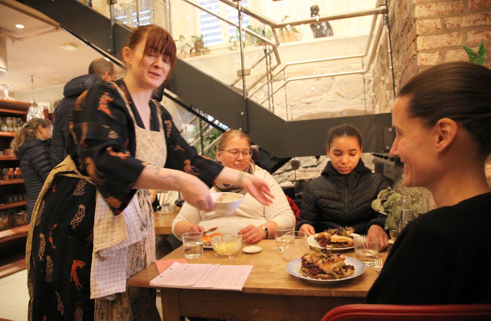 PERSONLIG LEVERING: Christina sørger for at det kommer mat på bordet til Linn-Christel Lønning (f. v.), Lise og Lene Våge som hadde tatt turen helt fra Haugesund.