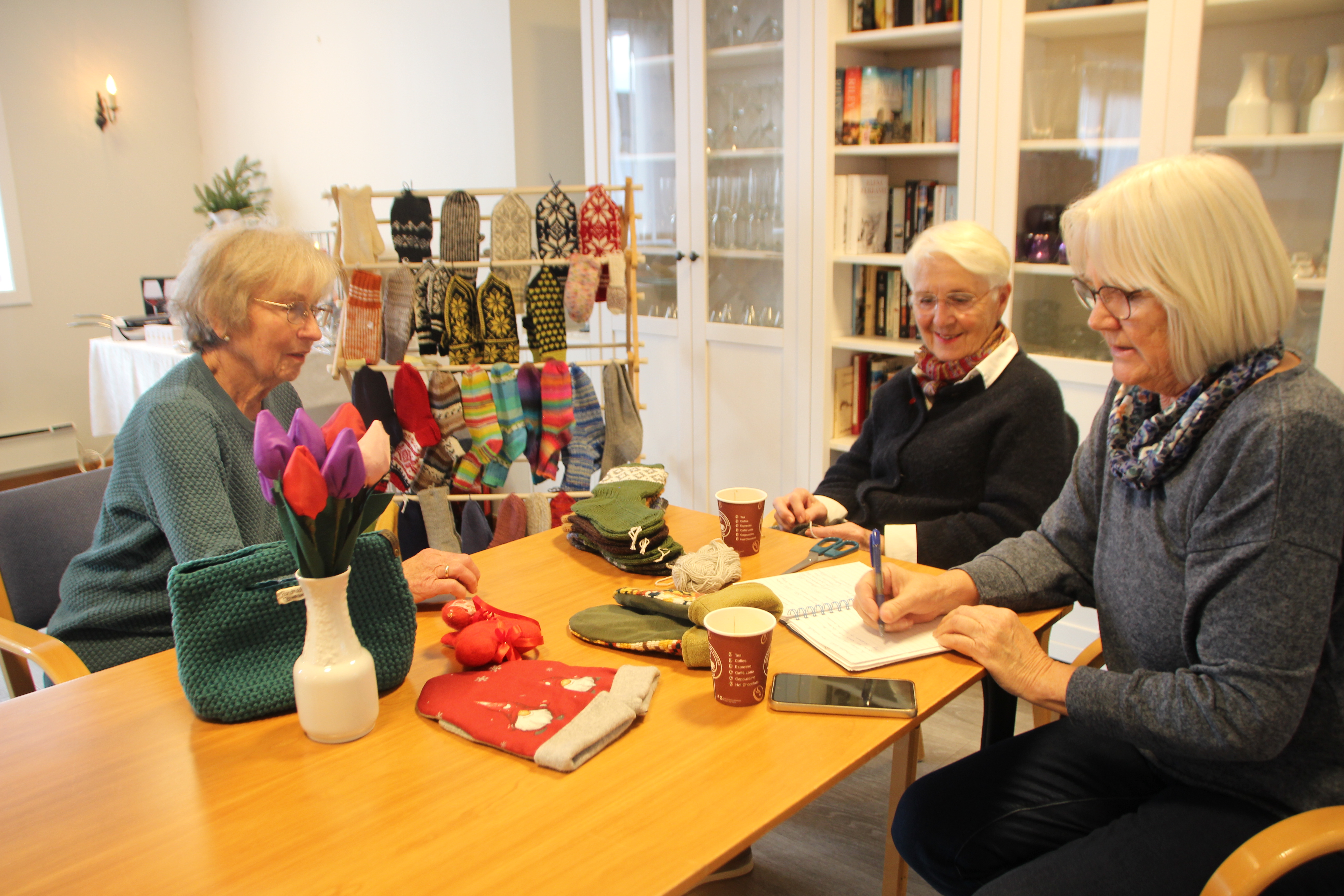 BASARTRADISJONEN LEVER VIDERE: Ingrid Andersen (t.v.), Berit Olaussen og Anne-Cathrine Holmesland i basarkomiteen i Høybråten sanitetsforening gjør siste forberedelser til årets basar.