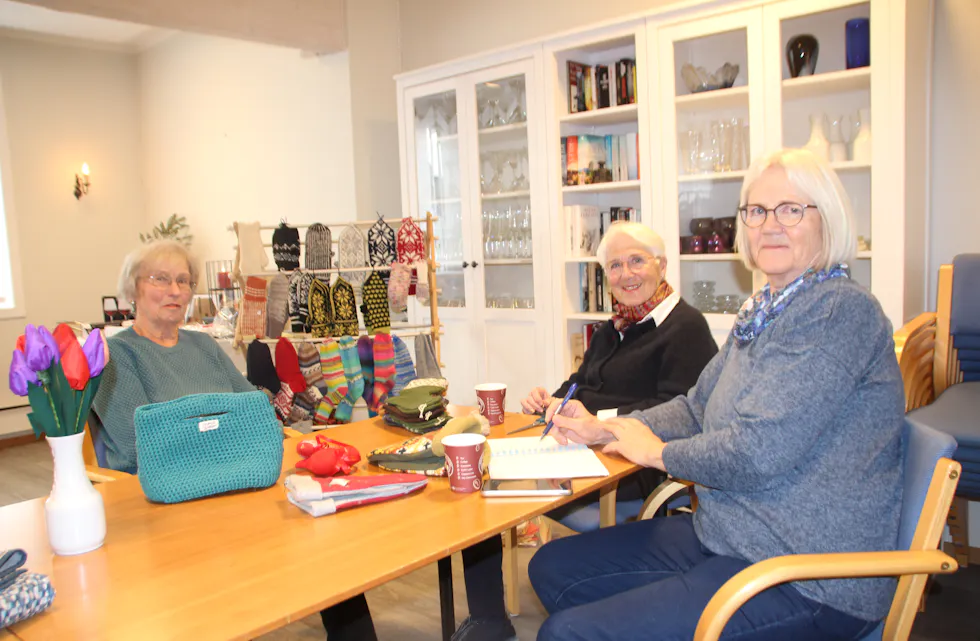 BASARTRADISJONEN LEVER VIDERE: Ingrid Andersen (t.v.), Berit Olaussen og Anne-Cathrine Holmesland i basarkomiteen i Høybråten sanitetsforening gjør siste forberedelser til årets basar.