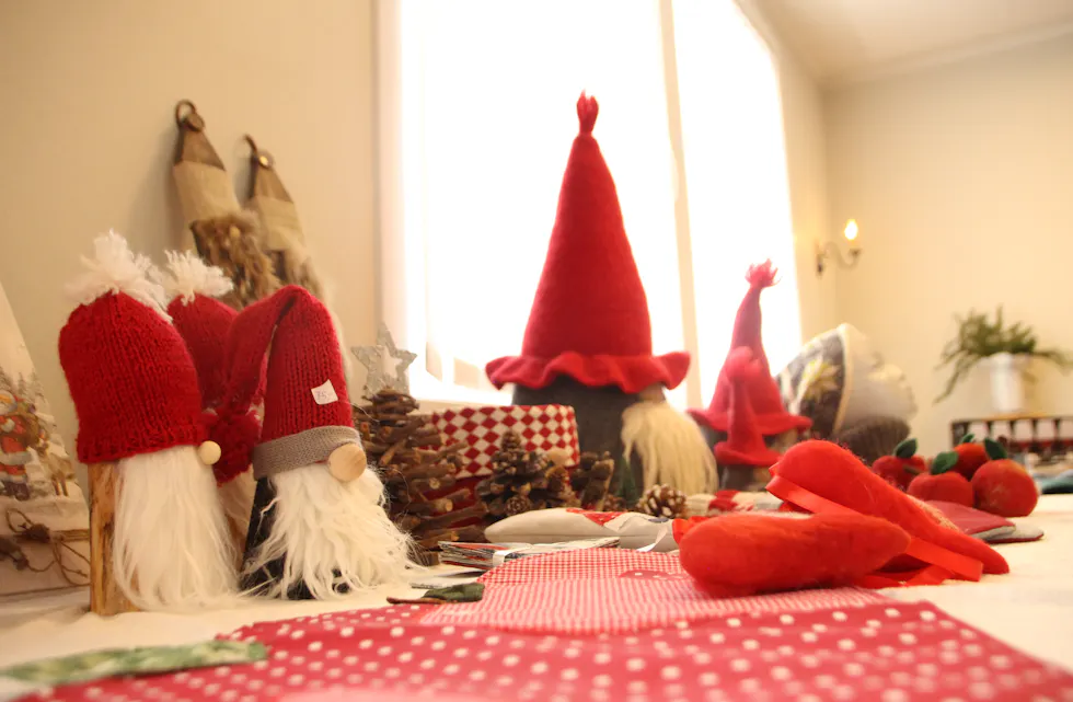 HJEMMELAGET JUL: På basarbordene finner du blant annet strikkede votter, nisser, julepynt og annet håndarbeid laget av medlemmene i Høybråten sanitetsforening.