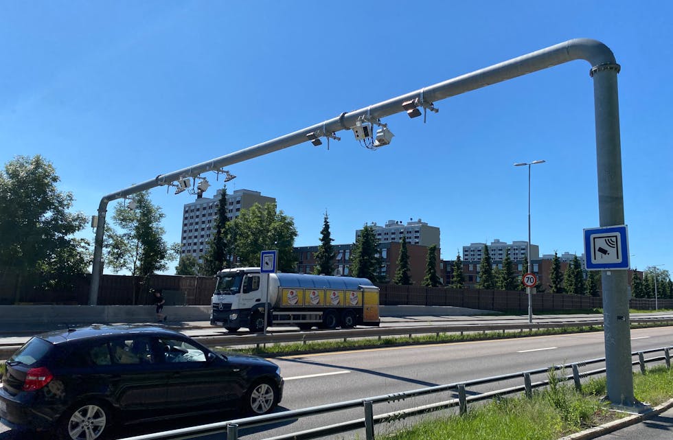 BLIR DYRERE: Skal du gjennom en bomstasjon, som denne ved Sletteløkka, må du ut med mer fra nyttår.
