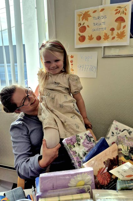 Hos «Turids brukte skatter» var det mye spennende å finne. Og hun fortalte selv at hun ville dele pengene hun tjente med sanitetsforeningen. Jeg spurte hva hun skulle bruke sin del til, dem skulle hun legge i en eske, så kunne hun kjøpe noe når hun ville. Fornuftig ung dame. Håper hun solgte mye, som ble til glede for noen andre.