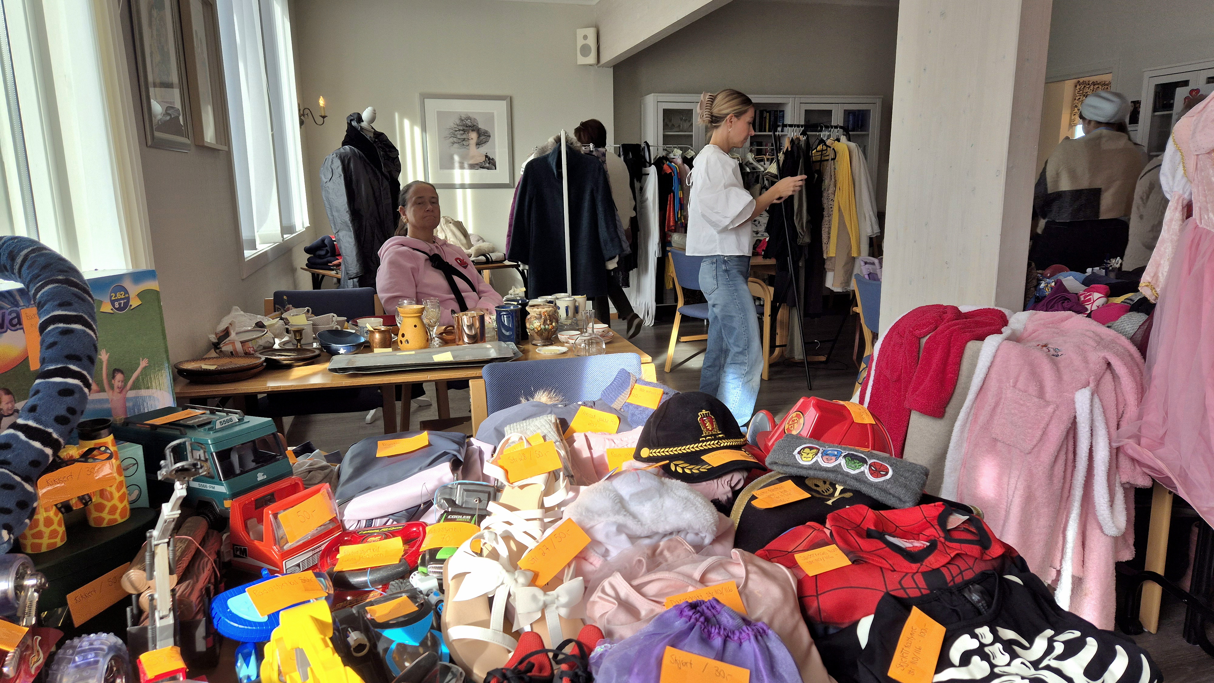 Inne var det også mye fint på bord og stativer.