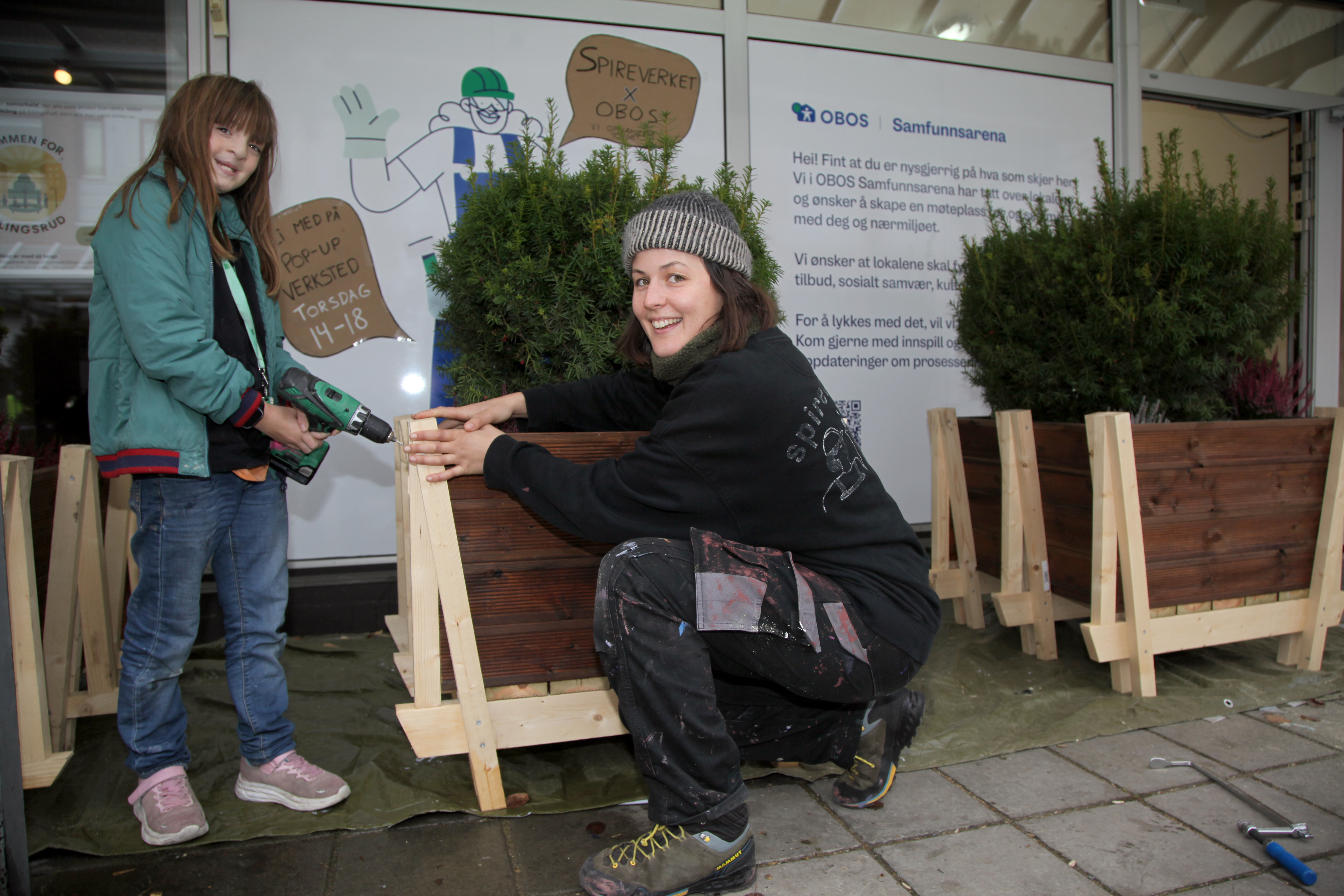 IVRIG JENTE: Emilie (11) var med alle gangene det ble kalt inn til felles arbeidsinnsats på Ellingsrud Torg. Hun syntes det var spesielt artig å være med å lage nye blomsterkasser sammen med designer Tiril Nørgaard Breili fra Spireverket.