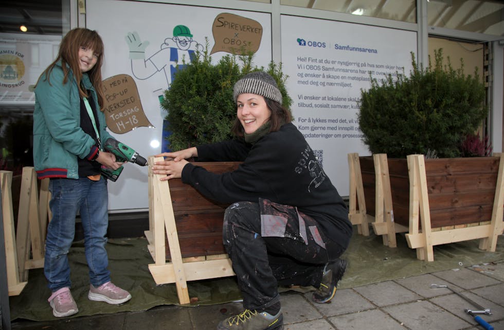 IVRIG JENTE: Emilie (11) var med alle gangene det ble kalt inn til felles arbeidsinnsats på Ellingsrud Torg. Hun syntes det var spesielt artig å være med å lage nye blomsterkasser sammen med designer Tiril Nørgaard Breili fra Spireverket.