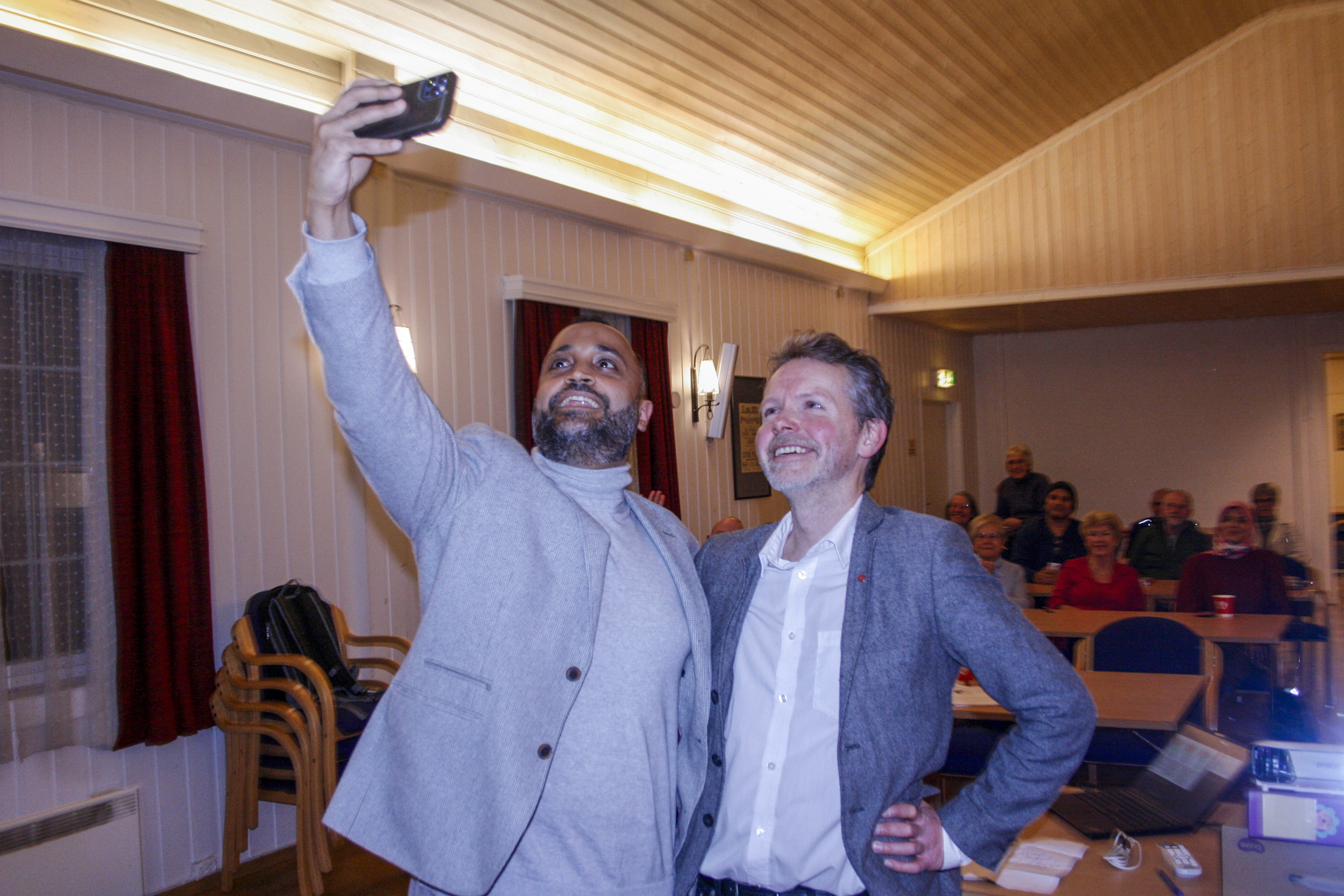 FOREVIGET: Abdullah Alsabeehg (Ap) og leder i Høybråten Arbeidersamfunn Lars-Erik Kjellesvig foreviger kvelden med en selfie.