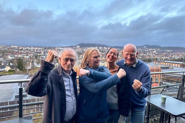 HUMØRFYLT KAMPVILJE: Klar til å kjempe for miljøet i Groruddalen, men med godt humør og stå-på-vilje som en del av verktøykassa. Bjørn E. Engstrøm (f.v.), Heidi Trøen, Frøydis Strømme Jørve og Ole-Jørgen Pettersen befinner seg på toppen av Hotel 33 på Økern - hvor de nettopp har utsikt i alle retninger over det området de slåss for, Groruddalen.