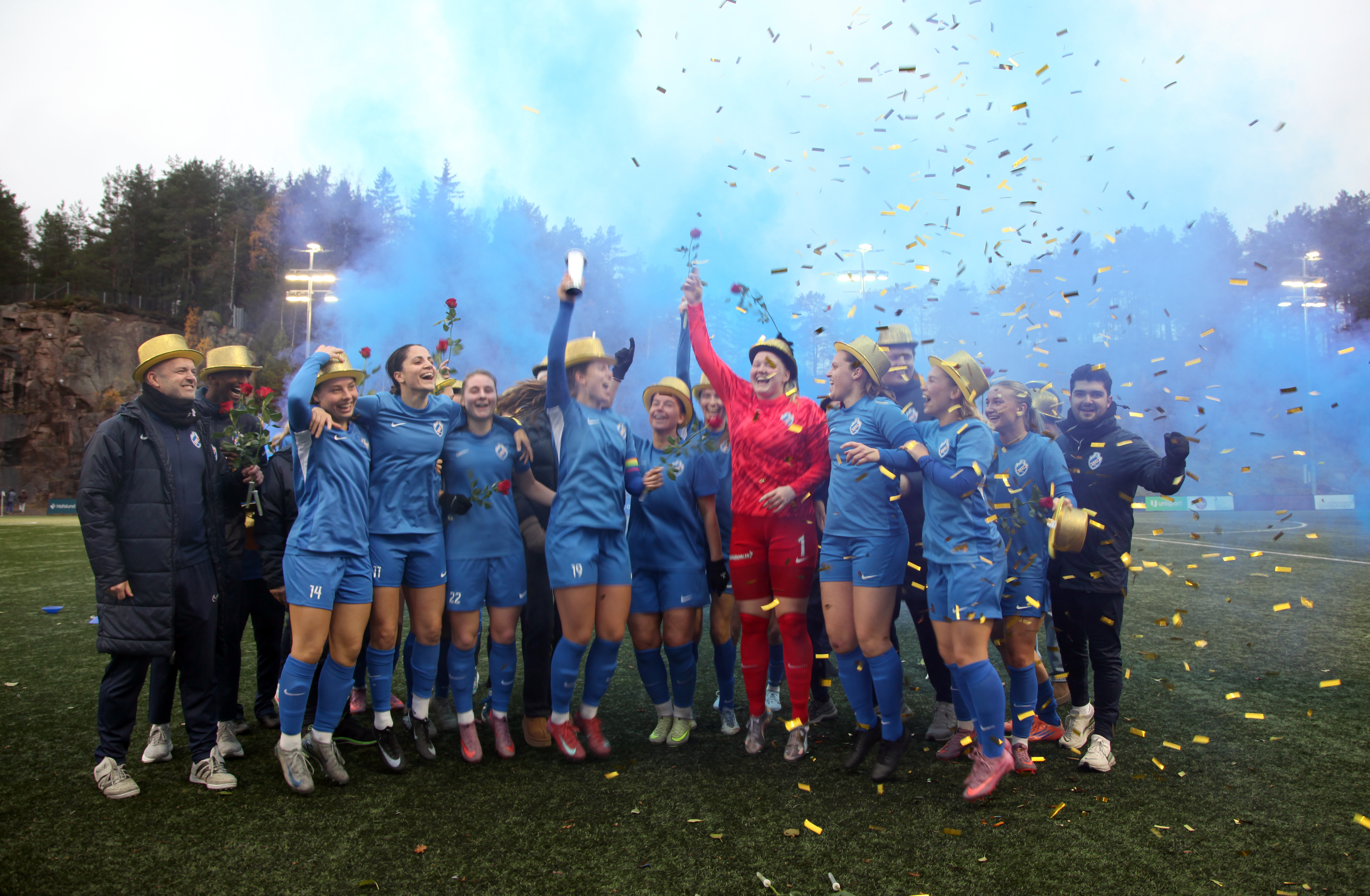 FARGERIK FEIRING: Fargen på røyken er selvsagt blå, konfettien svever, pokalen heves og seiersdansen er i gang – slik er det når man kan feire opprykk til 1. divisjon.