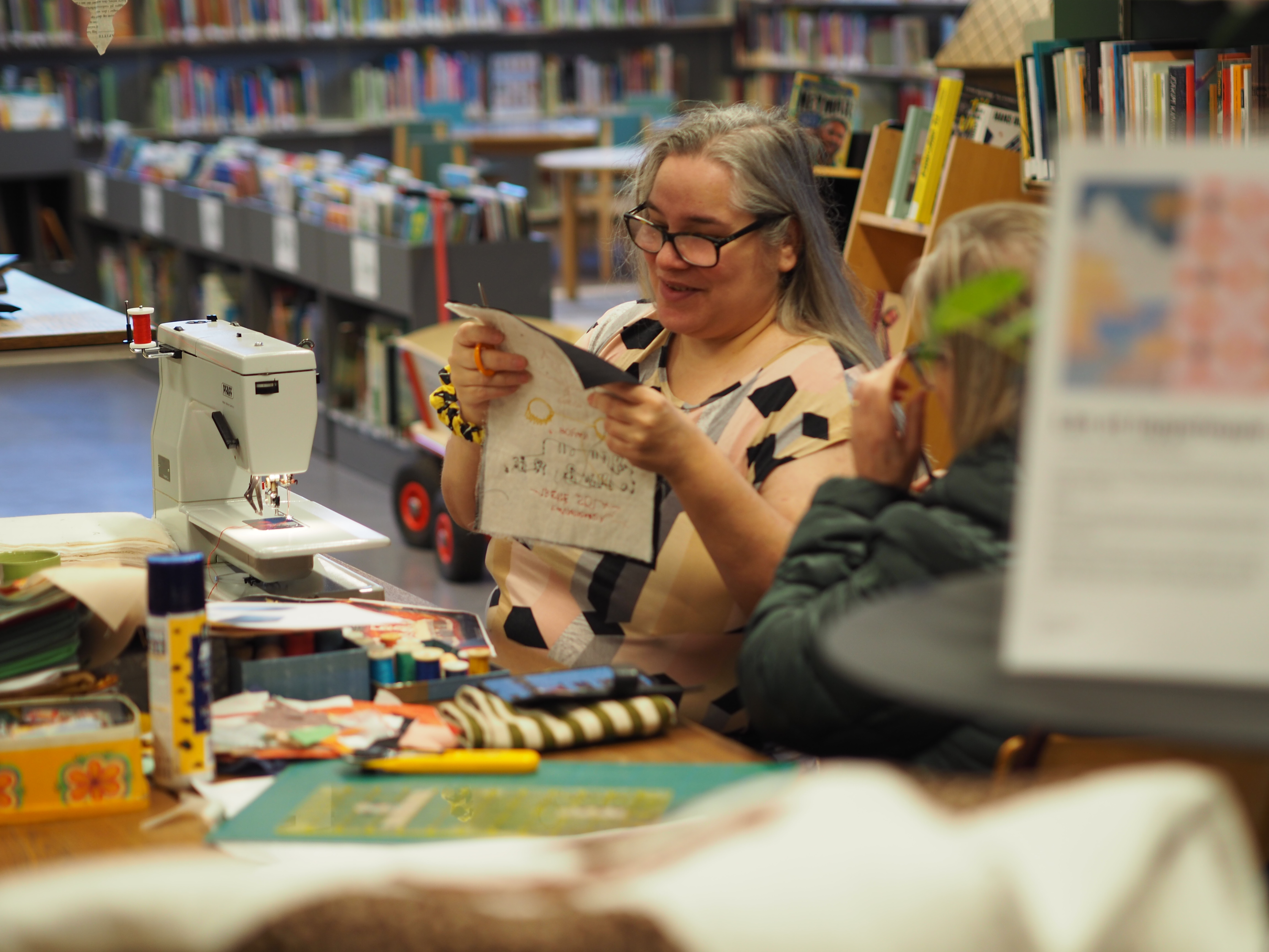 TEKSTILKUNST I BIBLIOTEKET:
Britta Kristina Bergersen under arbeid med prosjektet «Samsy» på Deichman Nordtvet, der litteratur og tekstilkunst møttes under årets GroLitt.