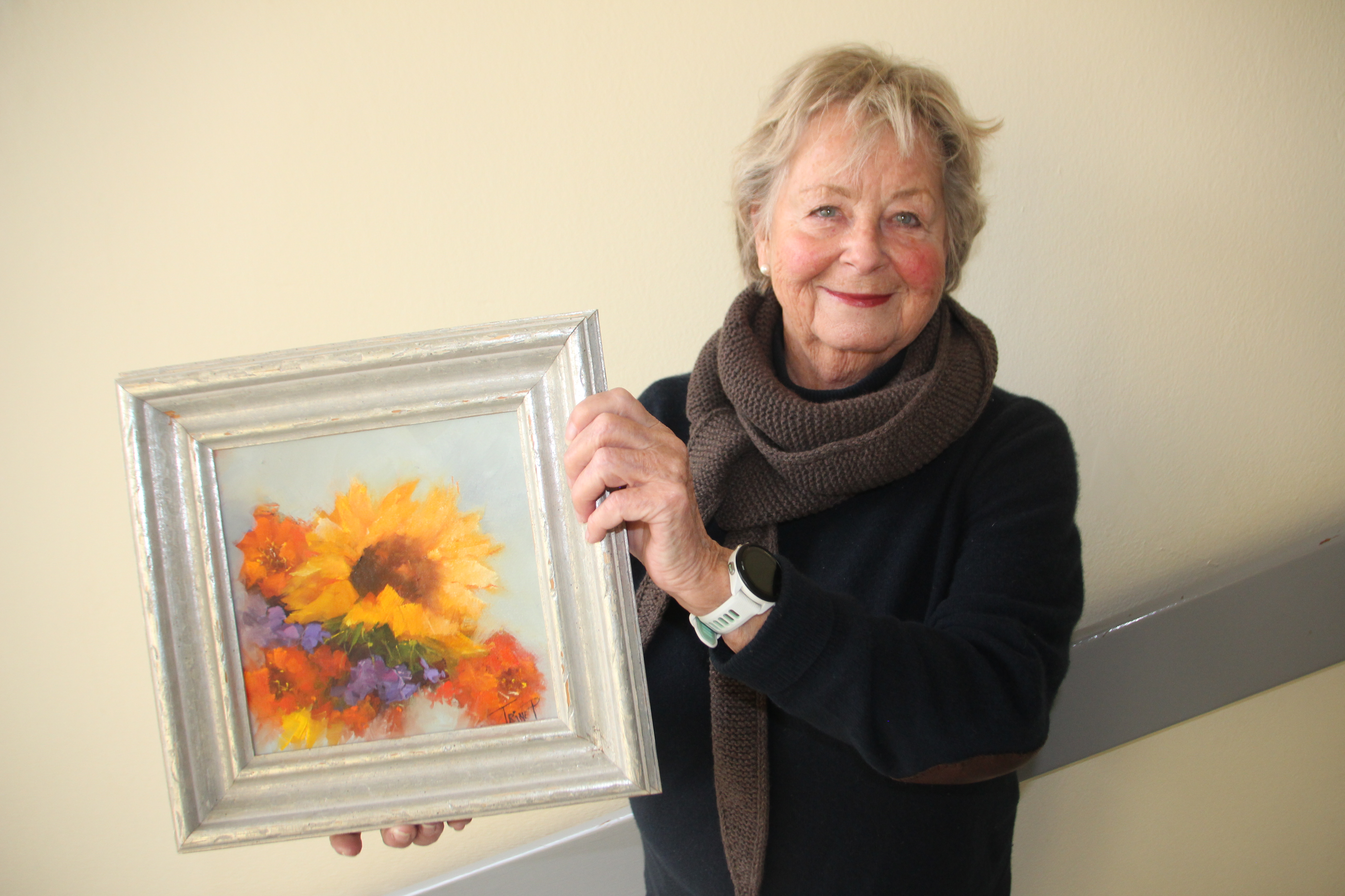 TRINE PEDERSEN STILLER UT: Trine Pedersen stiller ut på årets julemarked – her med ett av oljemaleriene hun tar med til Grorud samfunnshus.