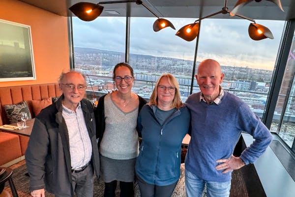 HUMØRFYLT KAMPVILJE: Klar til å kjempe for miljøet i Groruddalen, men med godt humør og stå-på-vilje som en del av verktøykassa. Bjørn E. Engstrøm (f.v.), Frøydis Strømme Jørve, Ole-Jørgen Pettersen og Heidi Trøen befinner seg på toppen av Hotel 33 på Økern - hvor de nettopp har utsikt i alle retninger over det området de slåss for, Groruddalen.