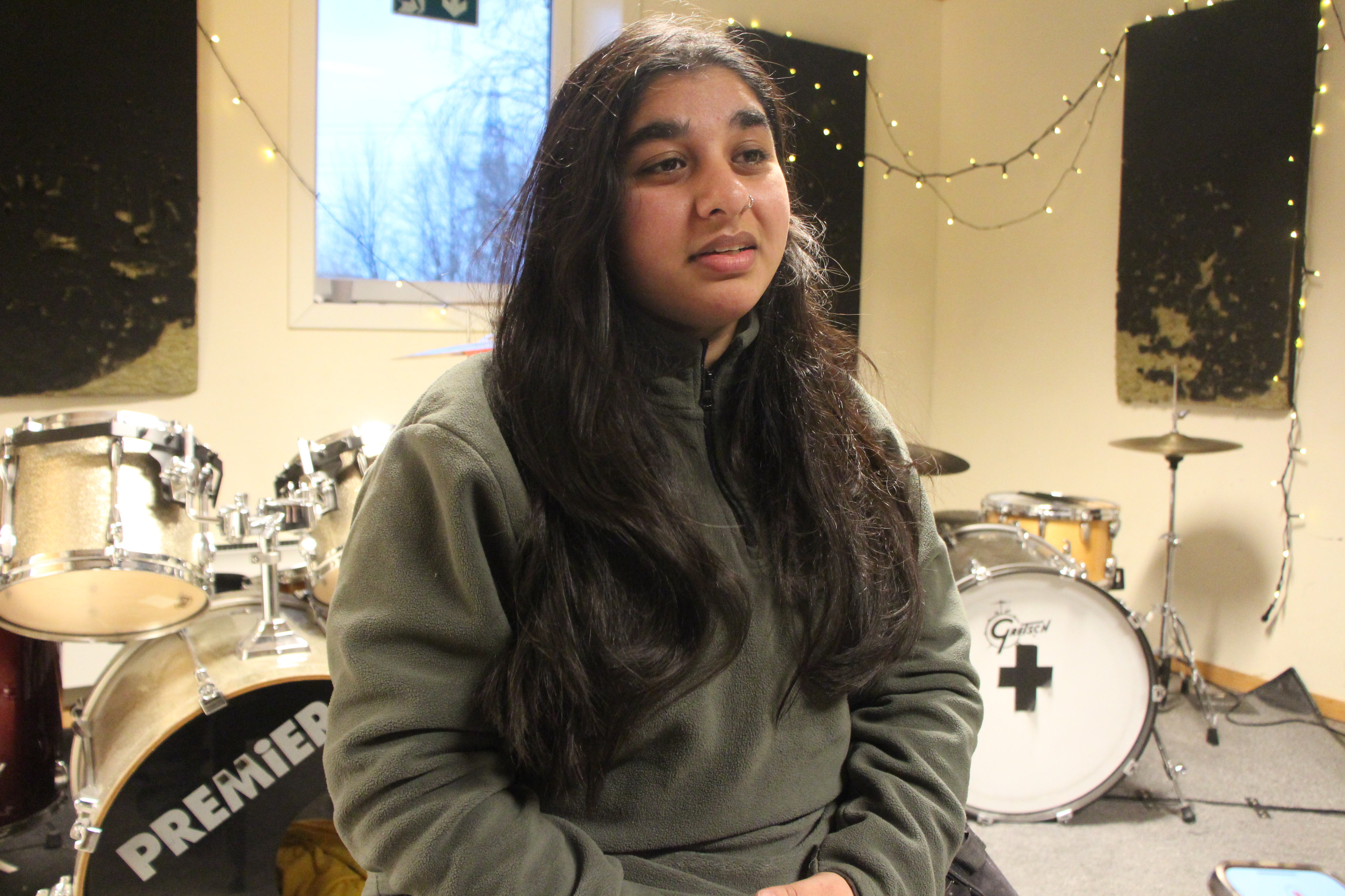 UNIKT: Muligheten til å spille trommer, gitar og være med i et band er gulroten til Fyrhuset musikkverksted. Hadia Mirza er bekymret for konsekvensene om det blir lagt ned.
