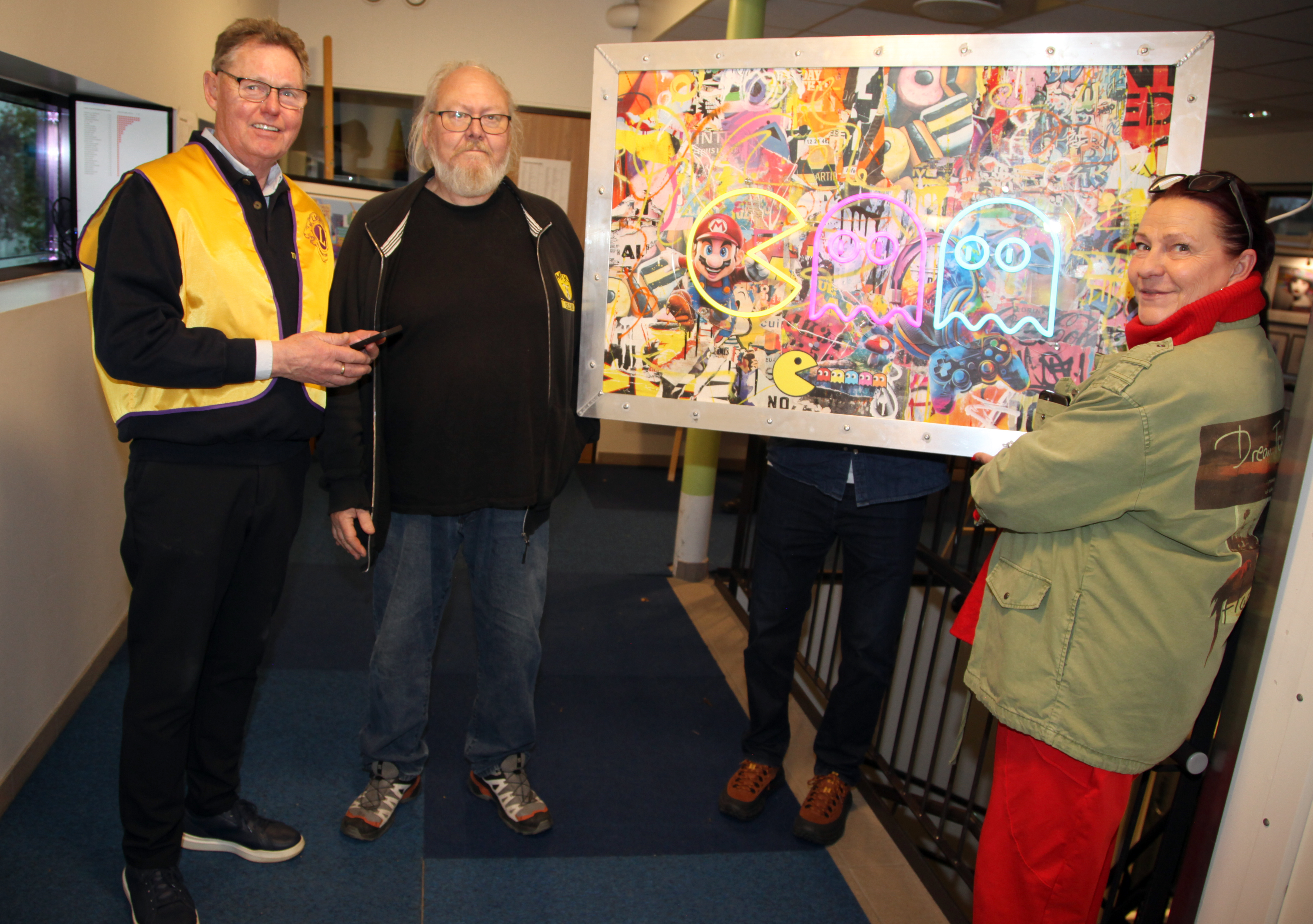 PERFEKT KUNST: Tore Brevad fant det perfekte kunstverket, og etter oppmåling fra Glenn Mørk (t. v.) viste det seg at Kristina Stålungs collage med neonlys passer inn i gangen i huset på Høyenhall.