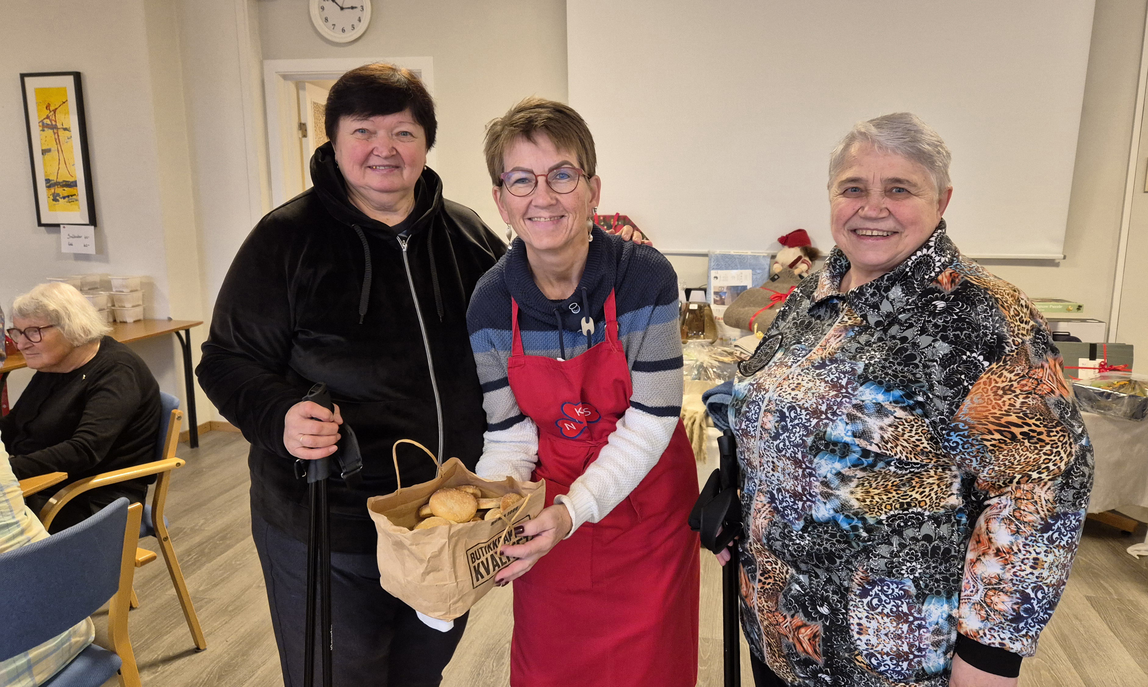 HADDE MED SMÅKAKER: Foreningens leder, Helene Ottersen, sammen med de to ukrainske søstrene.
