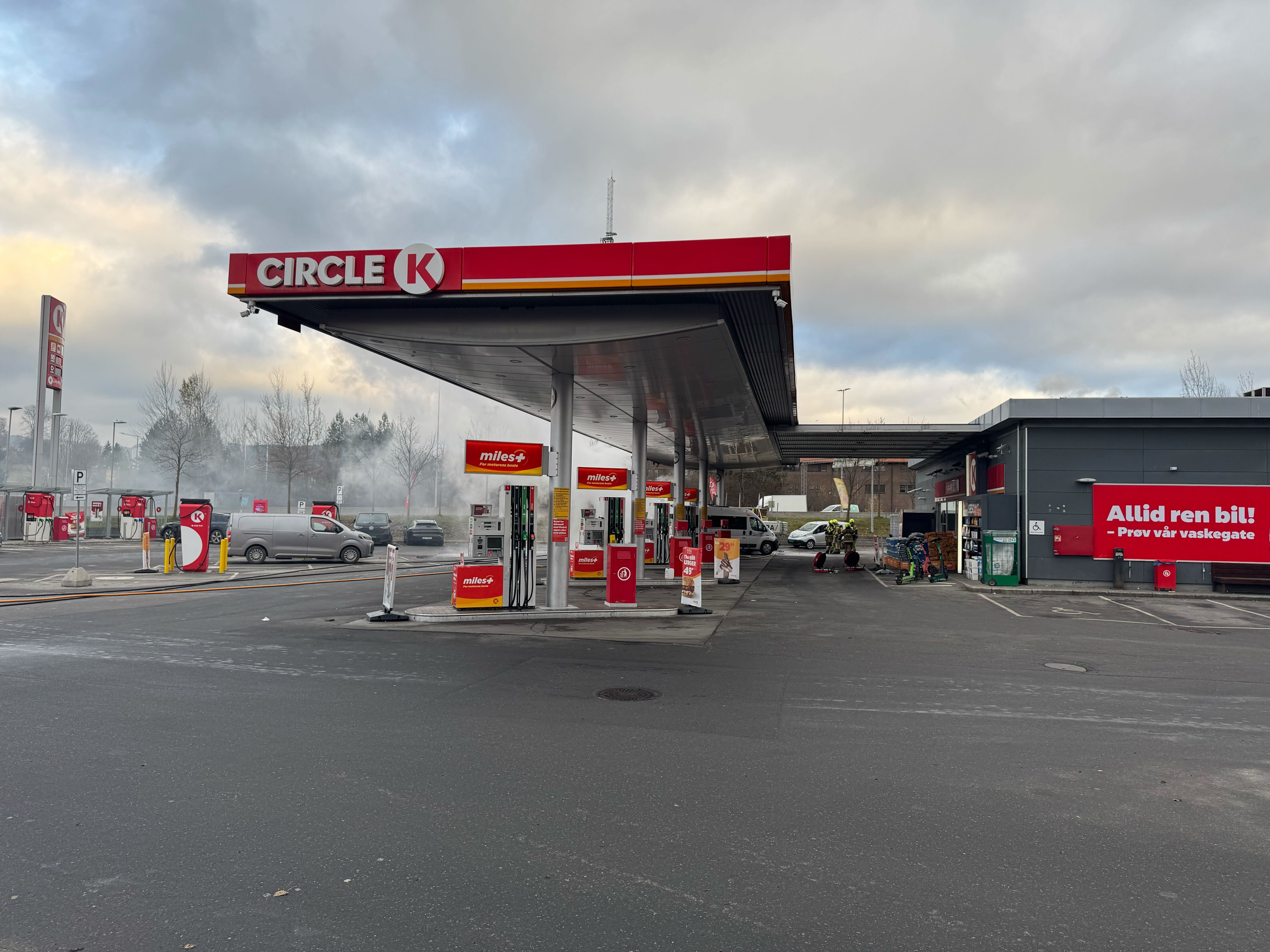 MYE RØYK: Det er stor røykutvikling på Økern, som også påvirker trafikken på Østre Aker vei og Ulvenveien.