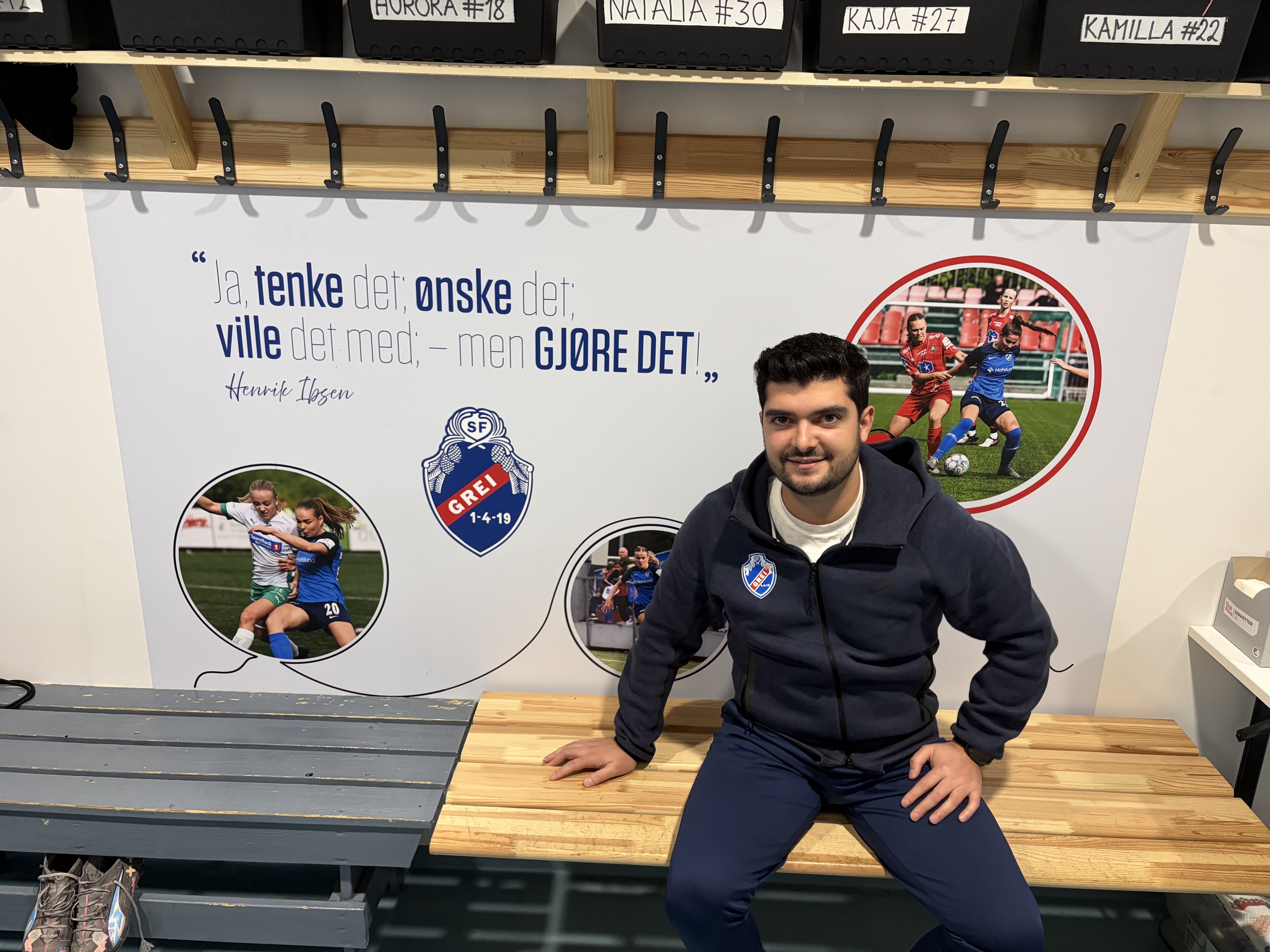 iBSENSITATER.Han har ledet jentene ut av garderoben for siste gang. På veggene har skiengutten fått opp Ibsen-sitater – ord som minner spillerne om verdier som arbeid, samhold og gjennomføring.