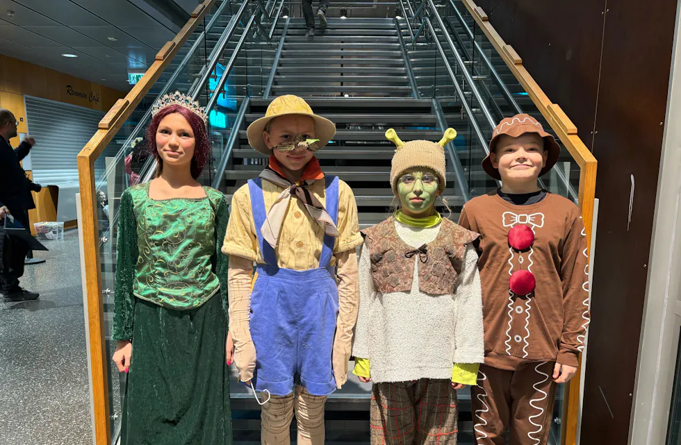 KLARE FOR EVENTYR: Prinsesse Fiona, Pinocchio, Shrek og Pepperkakemannen står side om side – spent, sminket og fullt kostymeklar – før de tar publikum med inn i sumpen denne helgen. Foto: Ina Hjortland Folkesson