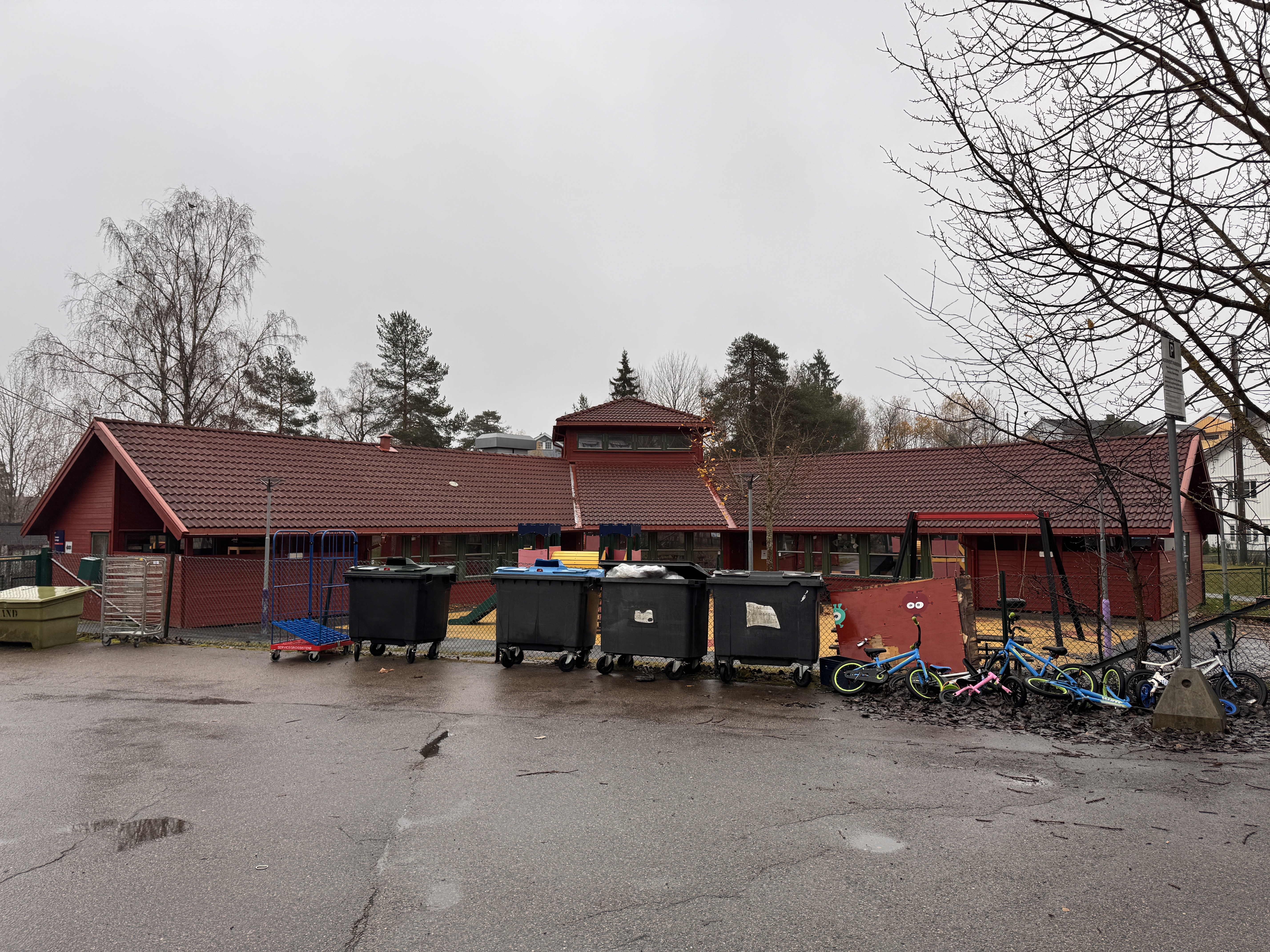 SJENERENDE: Foruten tidvis overfylte søppelkasser, har parkeringsplassen ved Tjernveien barnehage blitt en oppsamlingsplass for gamle og utrangerte sykler, ødelagte lekeapparater, samt transportbur. Slik har det meste stått siden i sommer.