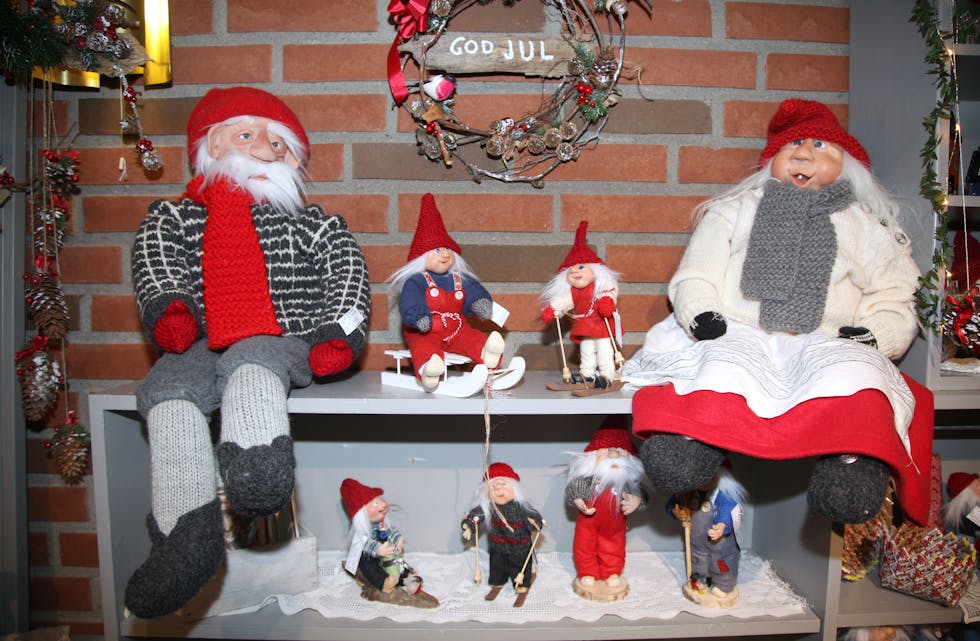 SØKER HJEM: De ser gjerne at de får et nytt hjem til jul. Spesielt nissefar ser bekymret ut over at han kanskje må tilbringe julaften på julehuset, pakkes bort etter jul og ikke tas fram igjen før om et år.