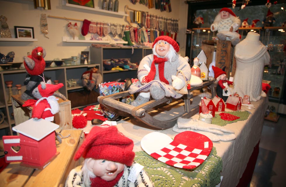 MYE SPENNENDE: I tillegg til nisser i mange varianter er det særdeles mye flott julehåndarbeid å finne i julehuset på Ellingsrud.