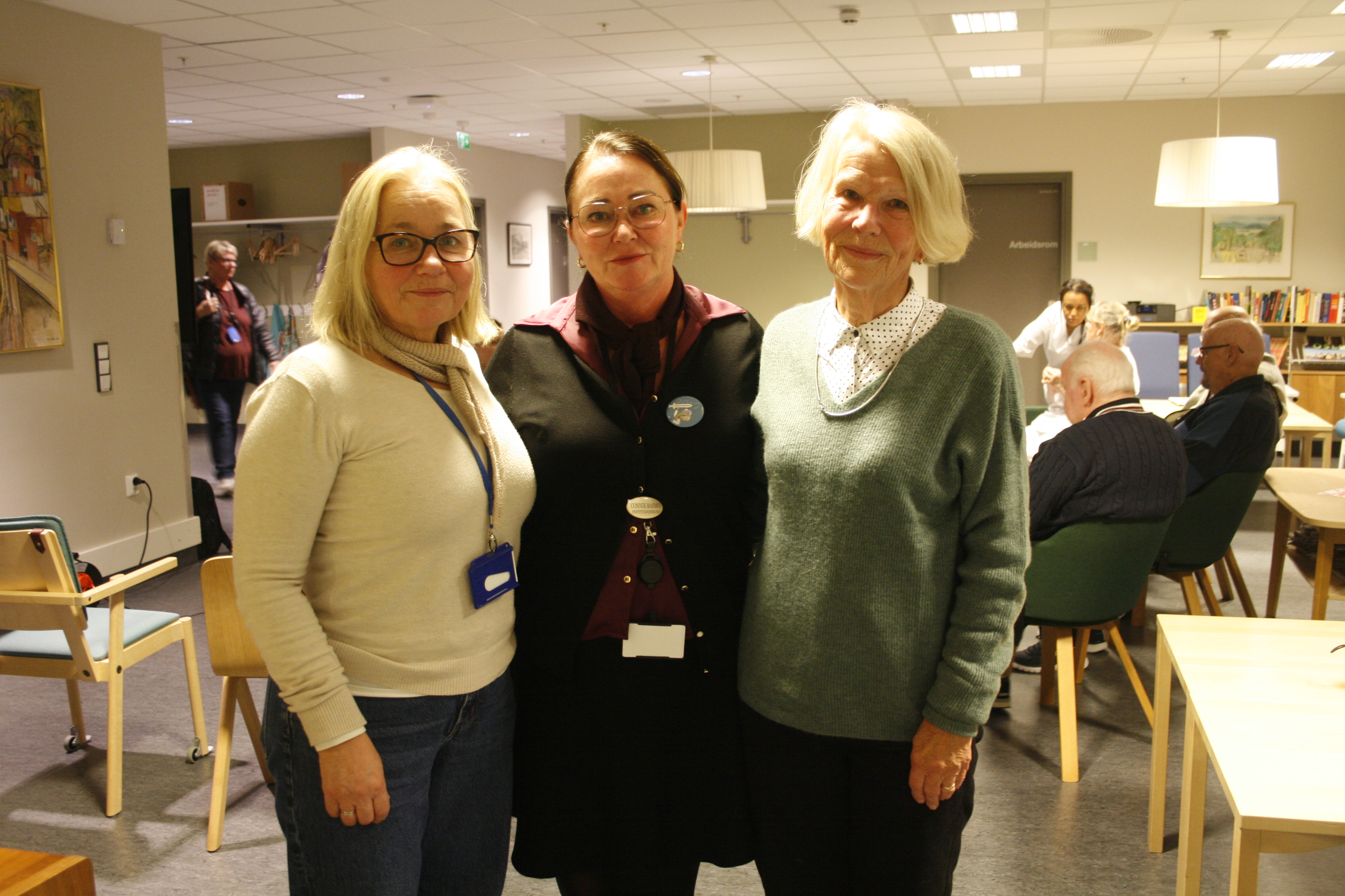 UTVIDA TILBUDET: Én kveld i uka holder dagsenteret på Ellingsrudhjemmet åpent på kveldstid. Eva Merete Årseth (f.v.), insitusjonsleder Connie Basmo og pårørende Lise Henriksenn er glad for at omsorgstilbudet nå legger til rette for at pårørende kan få kveldsfri.