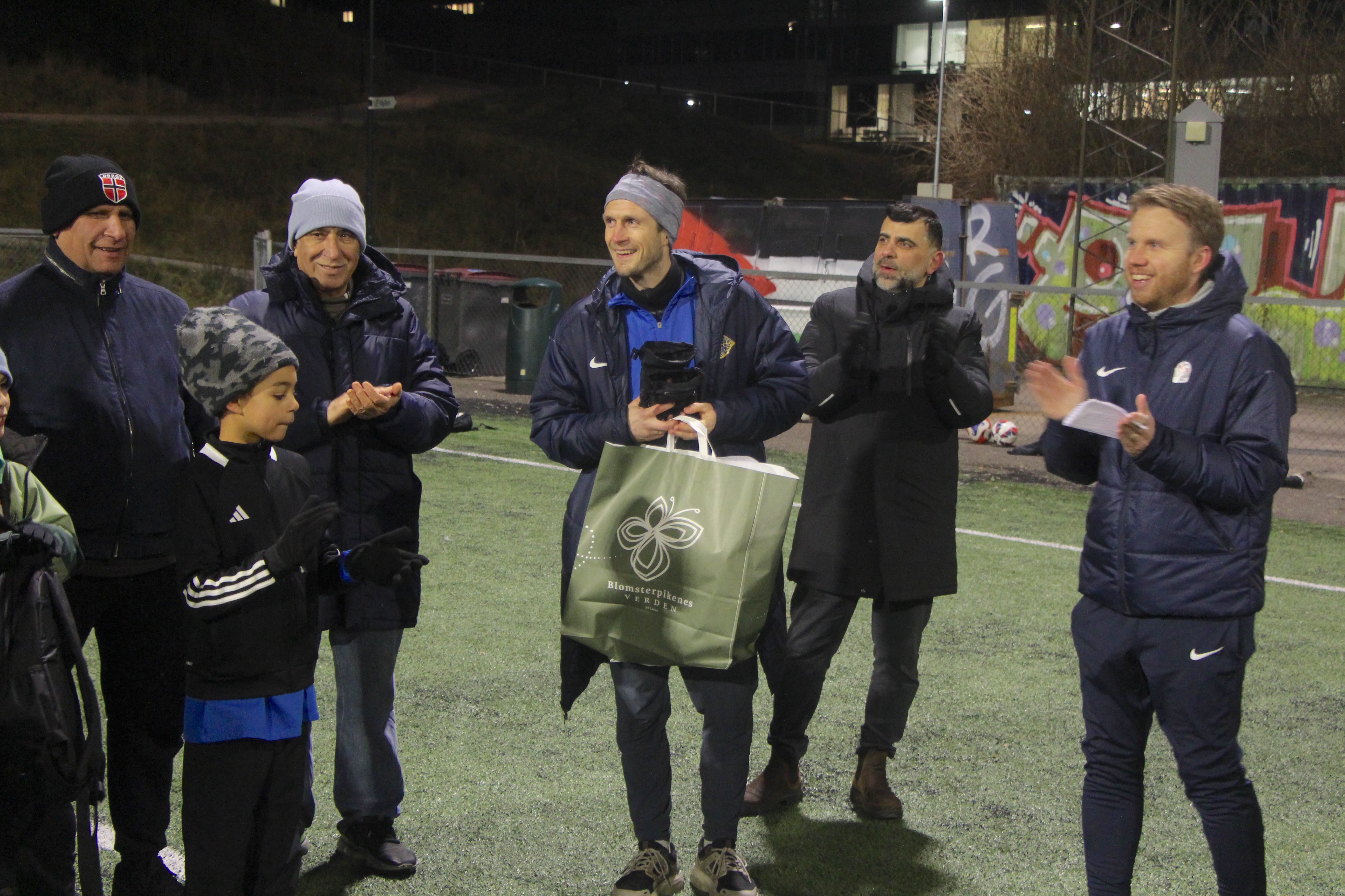 KUNSTGRESSBANEN PÅ LINDERUD: Lars Rønningen Sandbu er kåret til Årets grasrottrener i Oslo etter å ha løftet Linderud fotball fra null barnegrupper til et pulserende miljø med over 160 aktive barn.