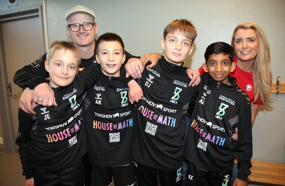 SPESIELT MØTE: Det er ikke hver dag håndballpresident Randi Gustad dukker opp i garderoben. Det satte hovedtrener Øystein Iversen, Jakob (12, f. v.), Aksel (12), Diamant (12) og Adnan (12) stor pris på.