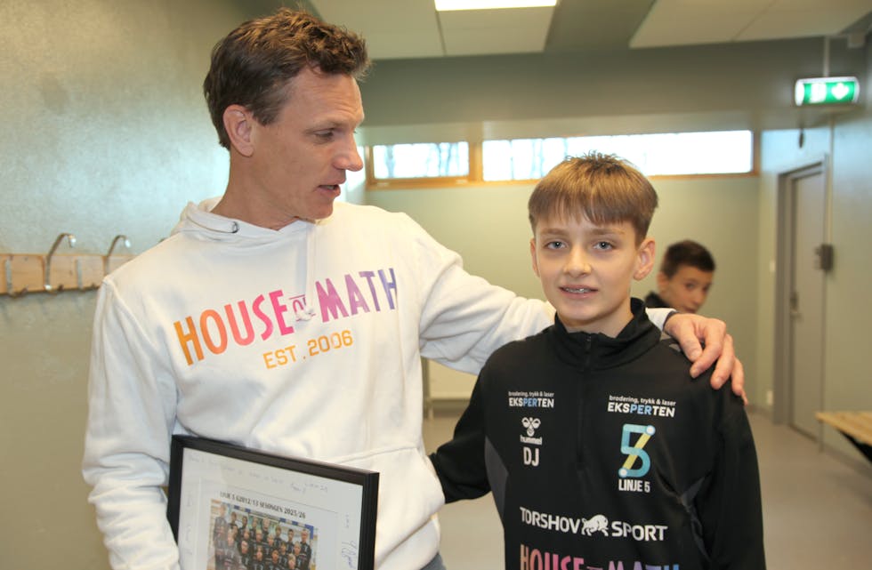 KLOK GUTT: Styreleder Hans Fredrik Wittusen i House of Math takker Diamant for det fine lagbildet. Samtidig fikk han gratulert Diamant med ny rekord i «den lille gangetabellen». Han svarte riktig på 100 gangeoppgaver i løpet av halvannet minutt.