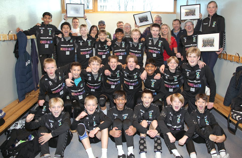 FULL JUBELGARDEROBE: Spillere, trenere, ledere og sponsorer, samt selveste håndballpresident Randi Gustad, hadde god grunn til å juble over det gode samarbeidet, fellesskapet og miljøet som preger gutt 2012/2013-laget på Linje 5.