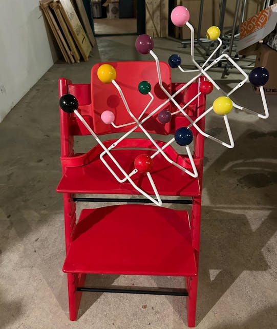 BRUKERVENNLIGE KUPP: En Tripp Trapp-stol og en Vitra-knagg hører med blant de mer eksklusive funnene på årets loppemarked.