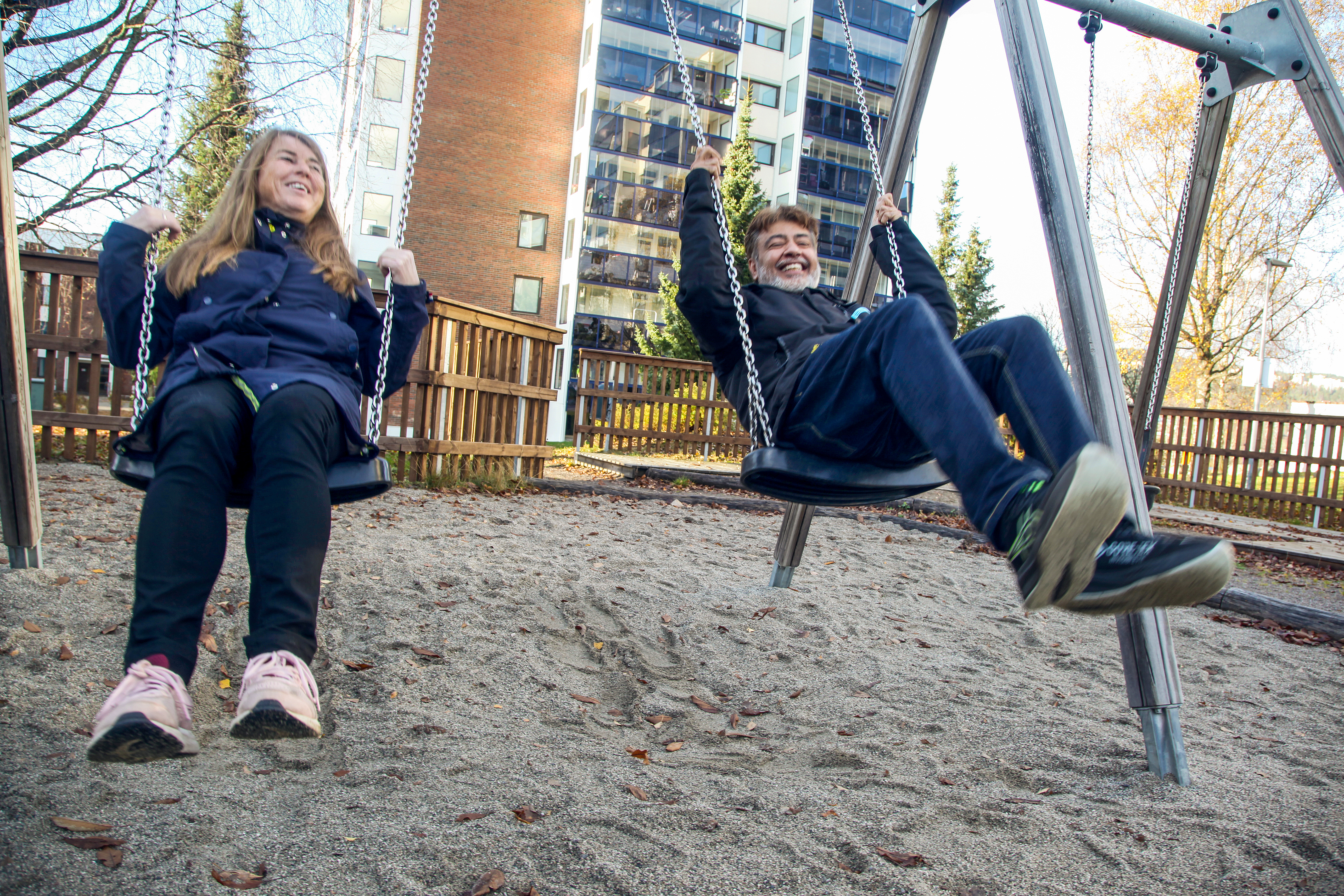 LANG HUSKETID: Styremedlemmene Anita Morris og Faiz Alam flyttet som barn inn i Nedre Haugen Borettslag for snart 50 år siden. De husket ofte sammen på lekeplassen – og tar gjerne noen huskerunder den dag i dag.