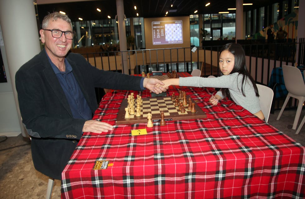 MØTTE MESTEREN: Ella (9) fikk også muligheten til å spille mot Simen Agdestein i en oppvarmingskamp, men måtte gi tapt. Simen spiller for fullt for å vinne, hvis ikke er det å lure unge talentfulle spillere. Men Ella viste hva hun er god for ved å nå finalen i parsjakkturneringen sammen med stormester Olga Dolzhykova.