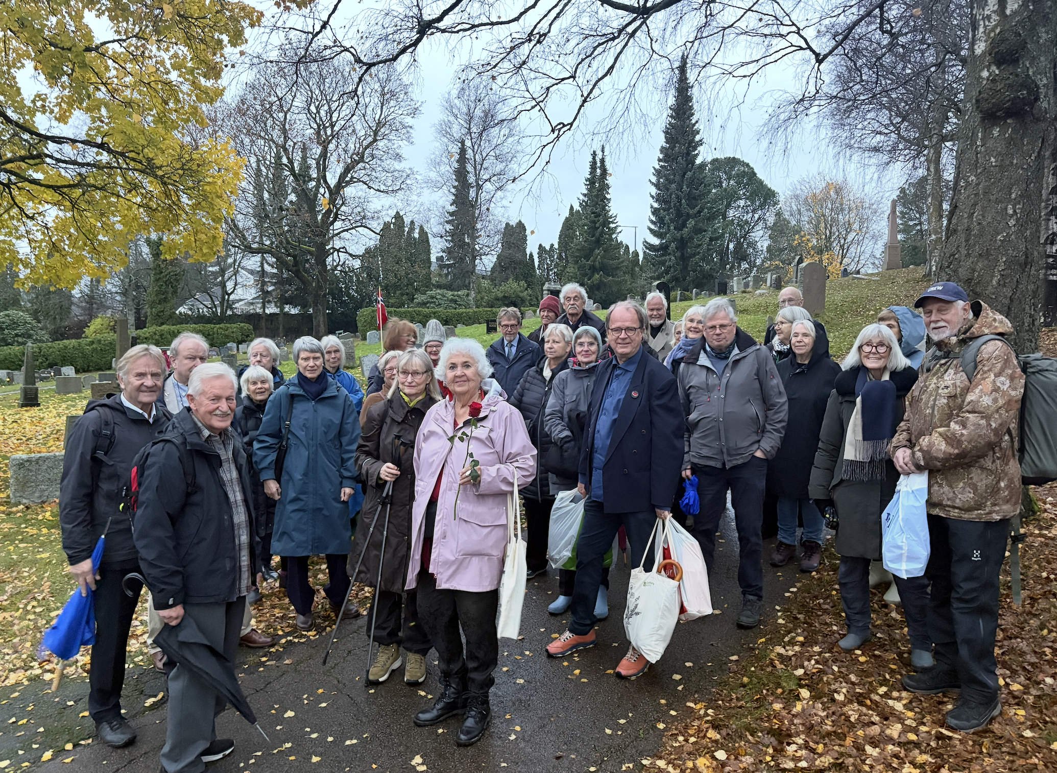 GUIDE: Tone ledet gruppen og fortalte historier om ulike personer som er bisatt på gravlunden – deriblant avisens grunnlegger, Hjalmar Kielland.