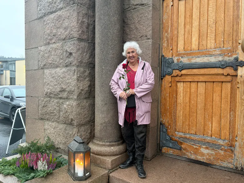 Tones oldefar var med på å bygge Grorud kirke. Det var han som hogde portalsøylen ved inngangen til kirken.