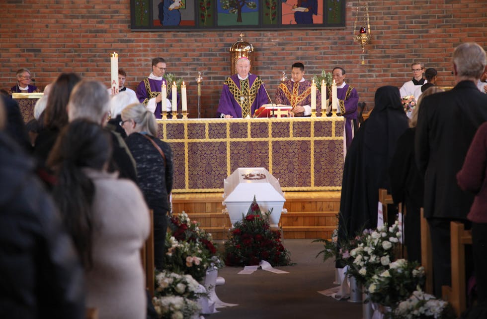 LEDET REQUIEM-MESSEN: Biskop emeritus Bernt Eidsvig Reg.Can. ledet Requiem-messen til Søster Anne-Lise av Bebudelsen, O. P. (Anne-Lise Strøm).