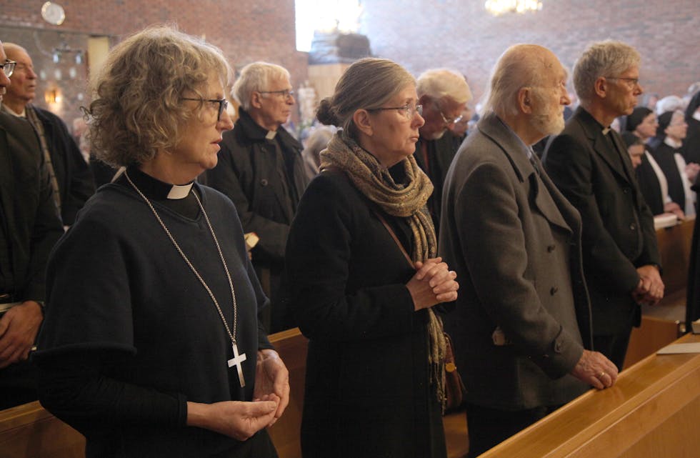 TIL STEDE: Tidligere biskoper i Oslo, Kari Veiteberg og Ole Christian Kvarme (i bakgrunnen), var blant de tilstedeværende under Requim-messen. Det var også Frode Birkeland som gjennom årene har hatt et nært samarbeid med søstrene i Lunden kloster med flere konserter og teateroppførelser.