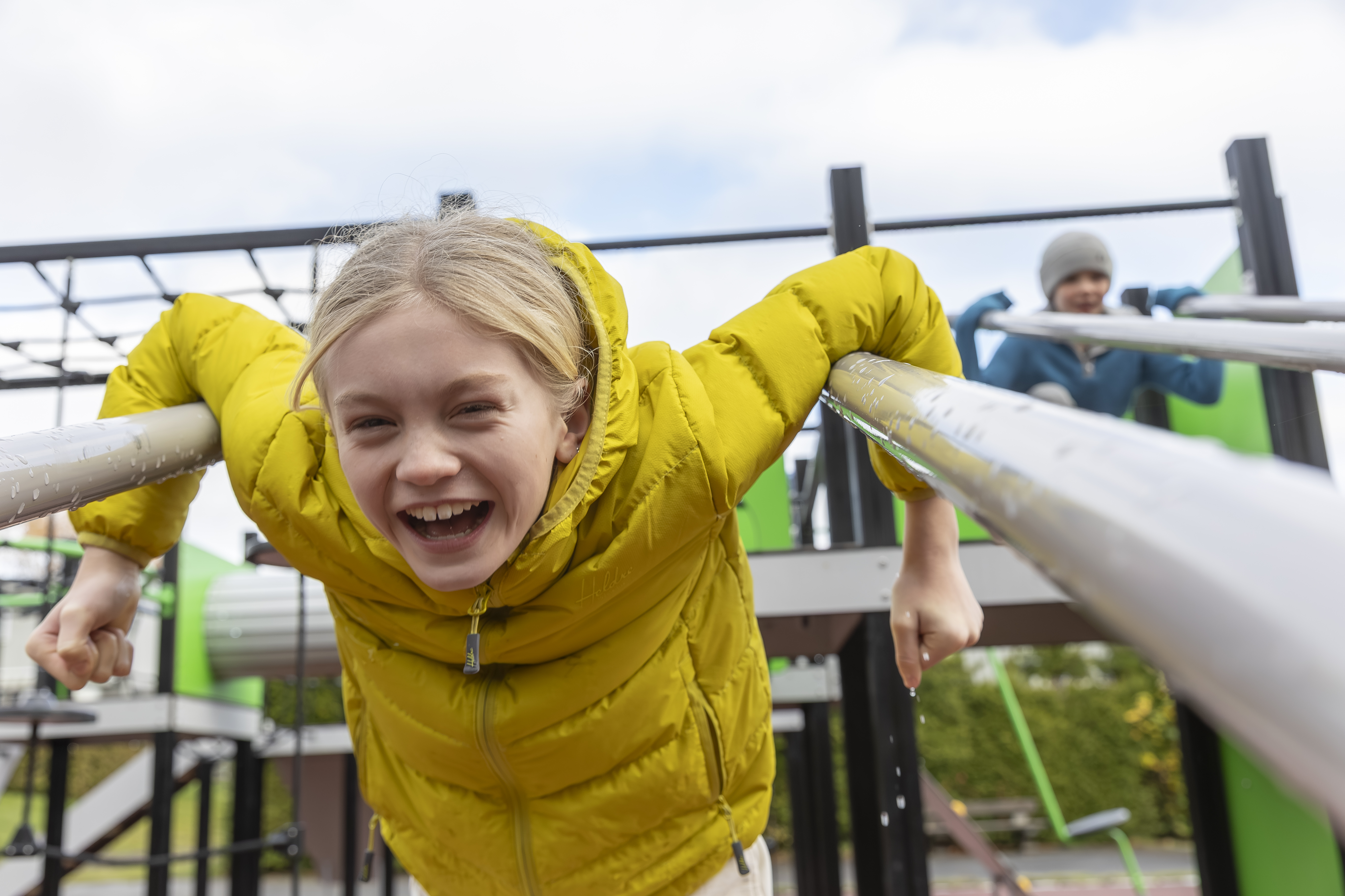 PUR GLEDE: Det er tydelig hvor gøy den nye lekeplassen er for barna. 
