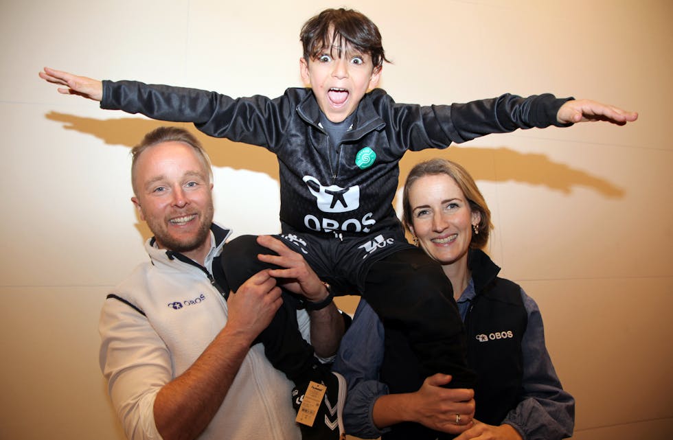 Tredjeklassingen Adam var i ekstase etter å ha tatt på seg de ny klærne sine. Her med Erlend Wessel Carlsen og Ingjerd Sælid Gilhus fra OBOS. Foto: Rolf E Wulff.