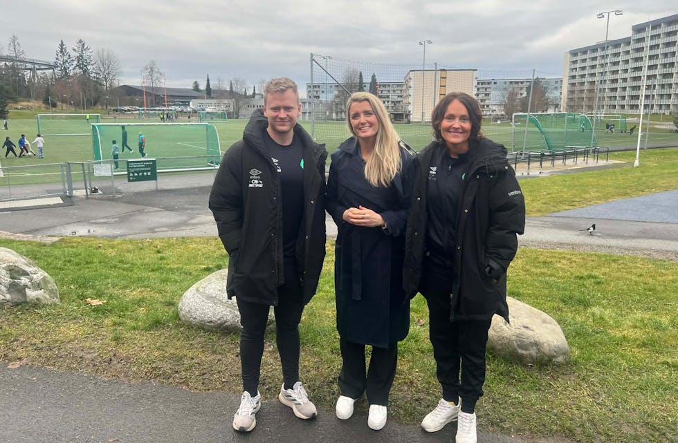 MATNYTTIG MØTE: Aktivitetsleder Hågen Holtvedt (f. v.), håndballpresident Randi Gustad og daglig leder i Stovner SK, Mariann Staxrud Utstumo, møttes til en fin samtale om det nye samarbeidsprosjektet med skolene i nærområdet.