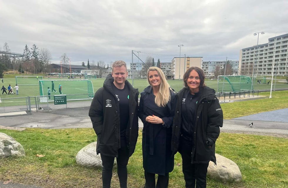 MATNYTTIG MØTE: Aktivitetsleder Hågen Holtvedt (f. v.), håndballpresident Randi Gustad og daglig leder i Stovner SK, Mariann Staxrud Utstumo, møttes til en fin samtale om det nye samarbeidsprosjektet med skolene i nærområdet.