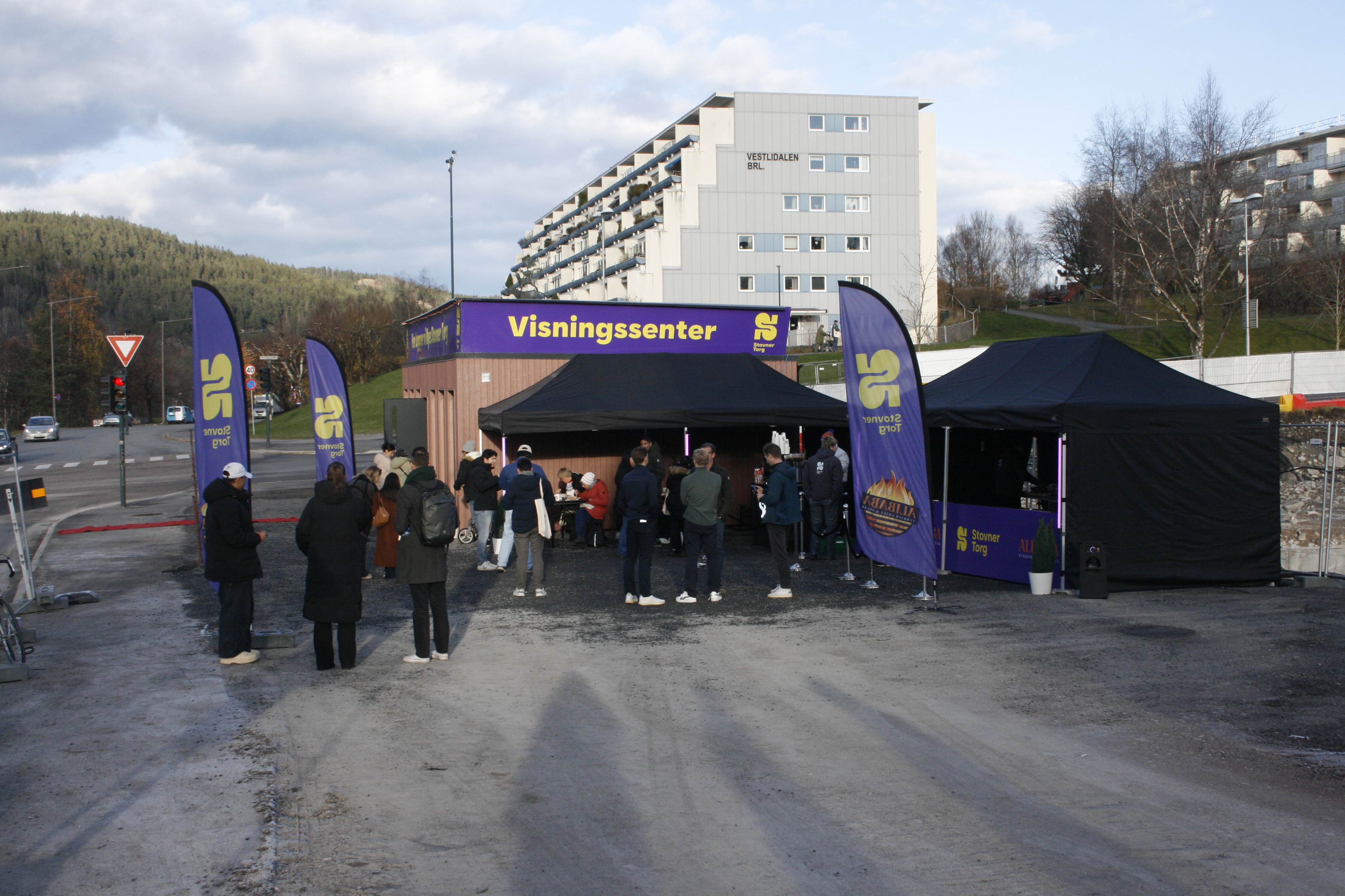GODT OPPMØTE: Mange interesserte hadde tatt turen for å se om boligprosjektet kunne passe dem.