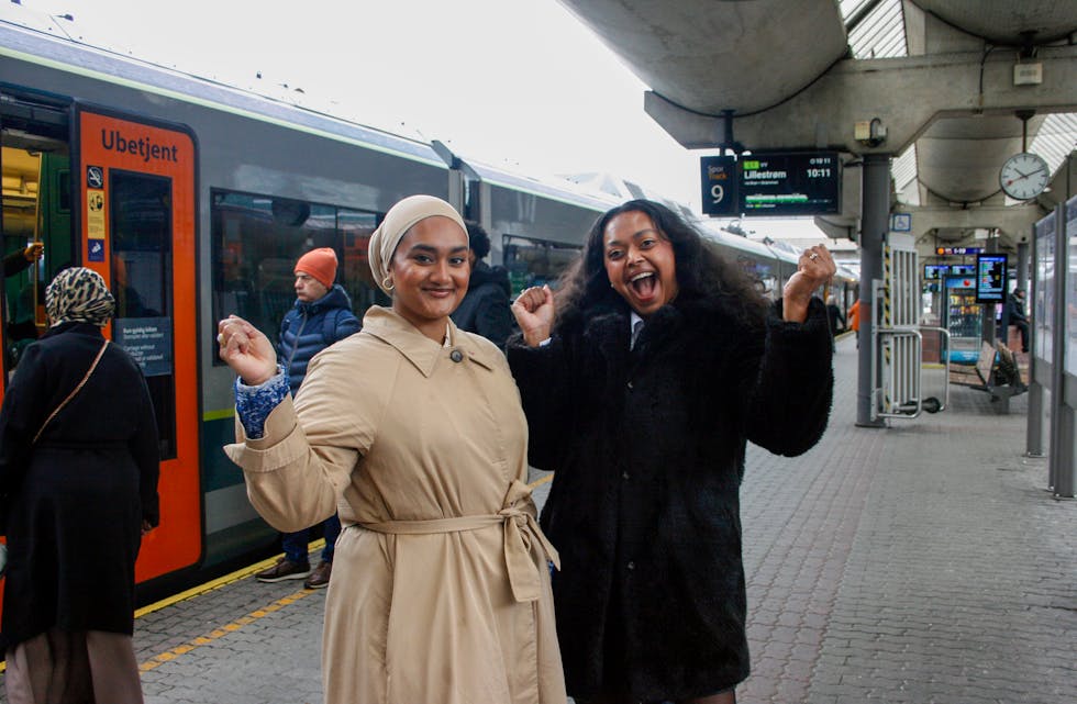 RASKERE HJEM: Oppgraderingen av Brynsbakken skal blant annet gi ti-minuttersruter på Hovedbanen, som mange i Groruddalen bruker nesten hver eneste dag. Det feirer Tamina Sheriffdeen Rauf (Ap, t.v.) og Kamzy Gunaratnam (Ap).