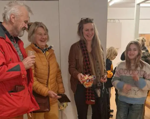 TRE GENERASJONER EASTWOOD: Galleriet ble fyllt opp med både bilder og folk. Også mormor Jorunn Eastwood fant veien.