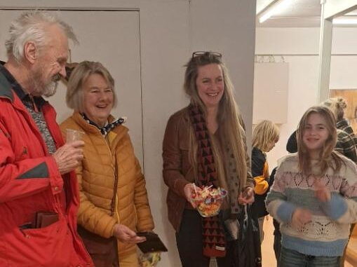 TRE GENERASJONER EASTWOOD: Galleriet ble fyllt opp med både bilder og folk. Også mormor Jorunn Eastwood fant veien. 