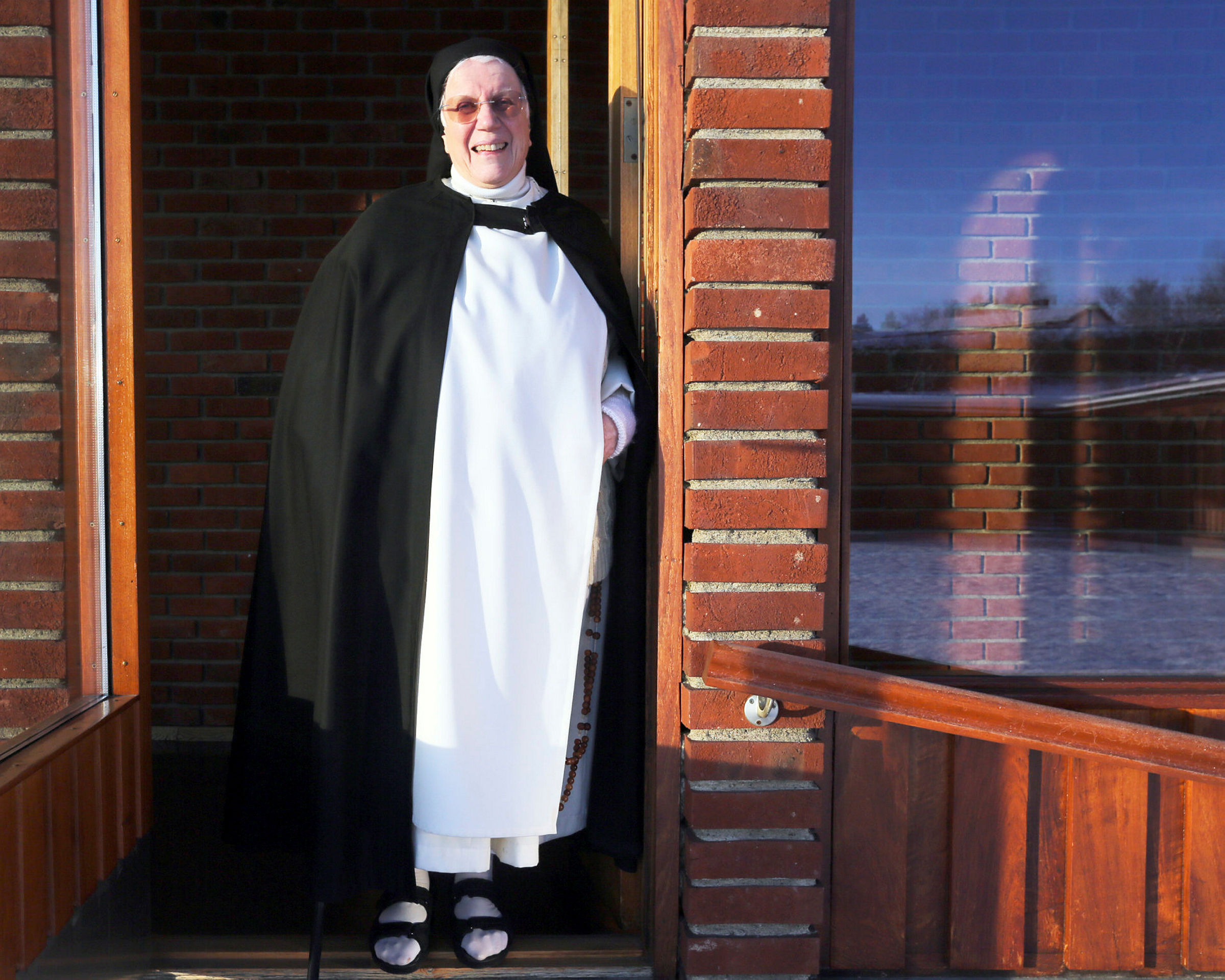 ALLTID BLID: Undertegnede hadde gleden av å møte søster Anne-Lise ved flere anledninger. Etter at intervjuene var gjort, fortsatte samtalene med mer personlig innhold – dem vil jeg alltid bære med meg.