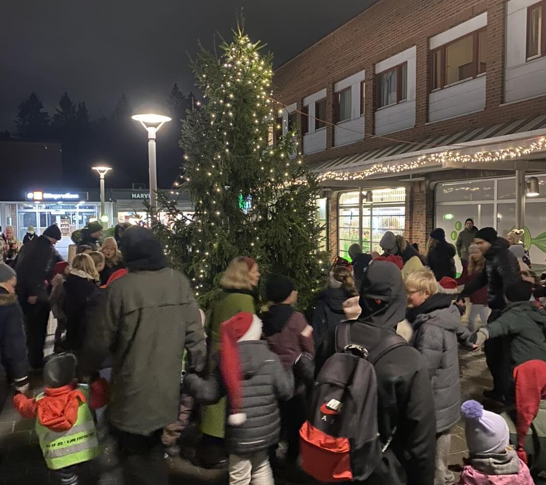 FØRJULSGLEDE RUNDT TREET: Under årets julegrantenning på Ellingsrud vil barn og voksne samle seg på torget – som nok en gang blir et midtpunkt når førjulsfeiringen settes i gang.