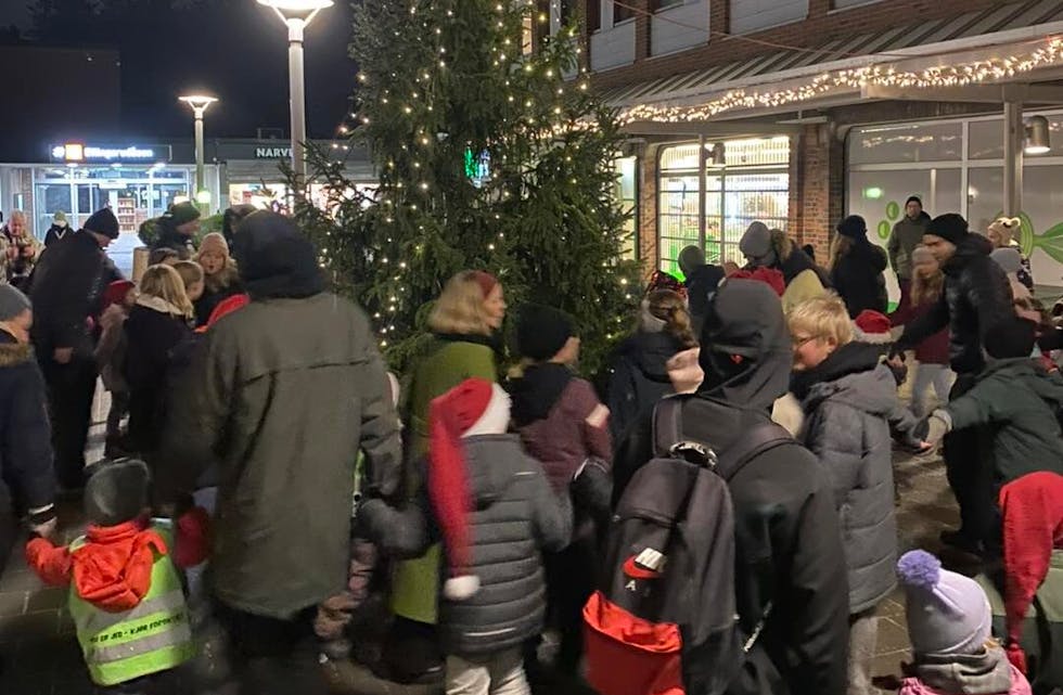 FØRJULSGLEDE RUNDT TREET: Under årets julegrantenning på Ellingsrud vil barn og voksne samle seg på torget – som nok en gang blir et midtpunkt når førjulsfeiringen settes i gang.