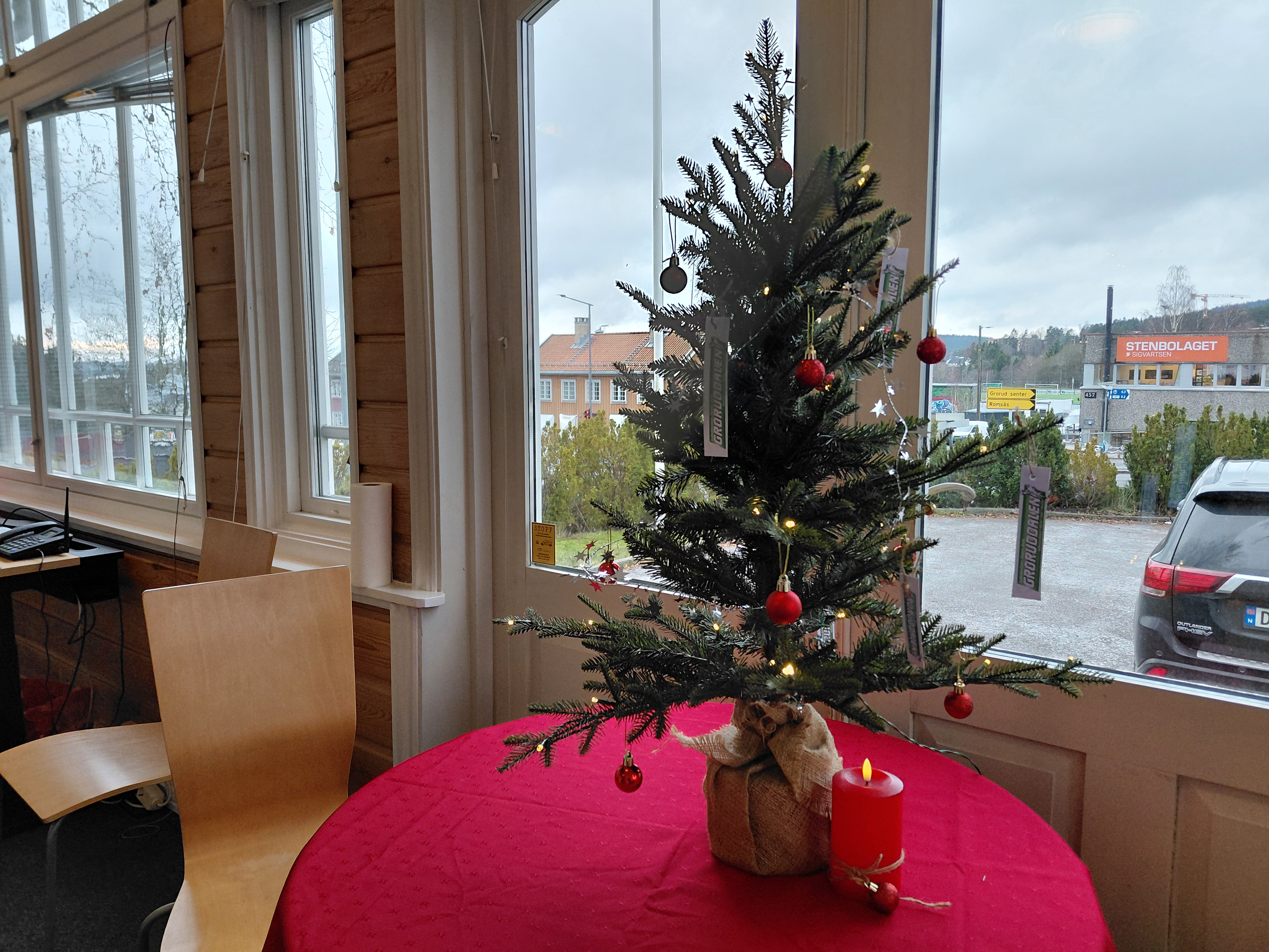 STARTEN PÅ JULA I MINIFORMAT: Et lite tre, litt lys – og akkurat nok stemning til å komme oss gjennom uka.